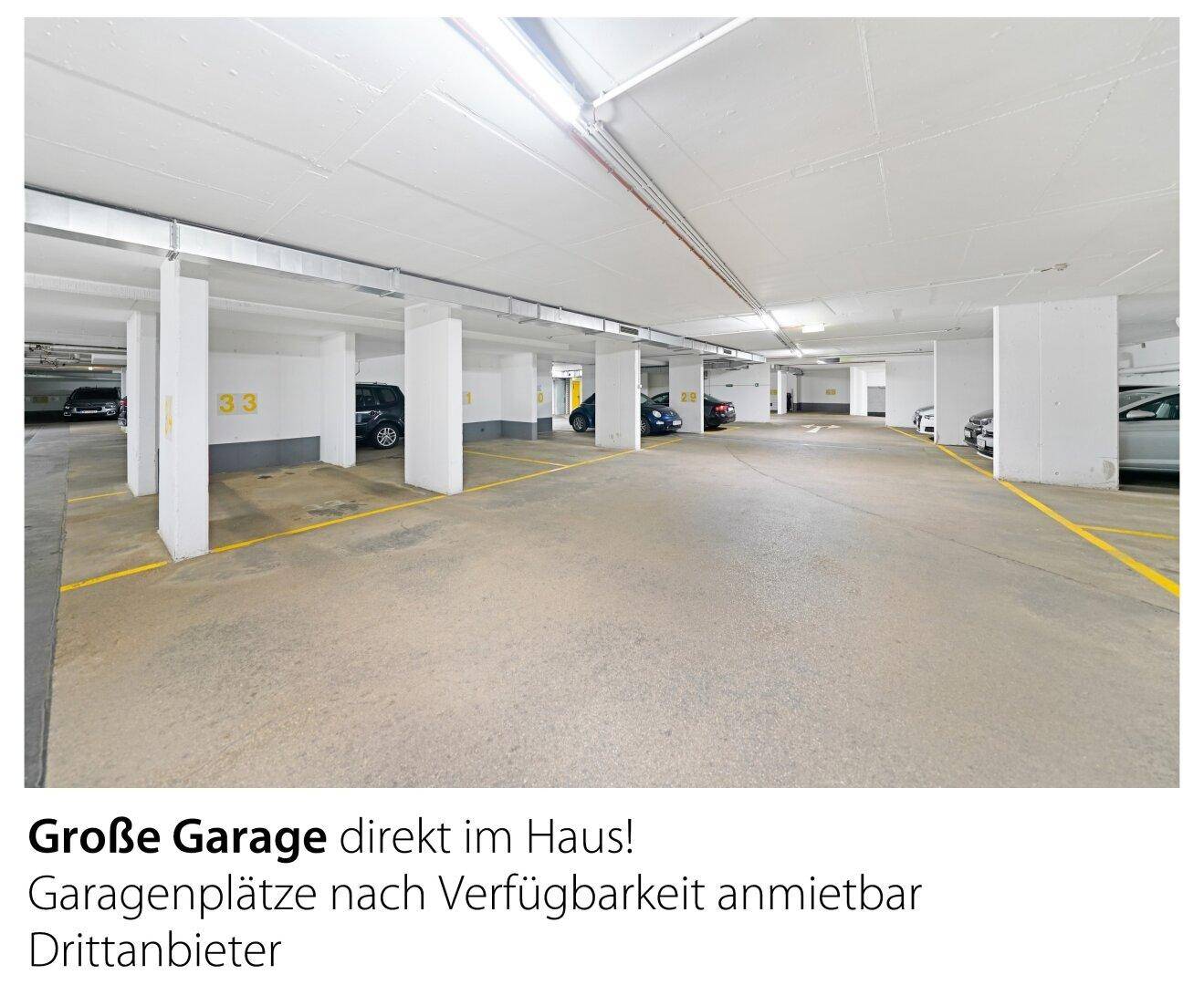 Geräumige Tiefgarage mit vielen Stellplätzen und guter Beleuchtung im Gebäude.