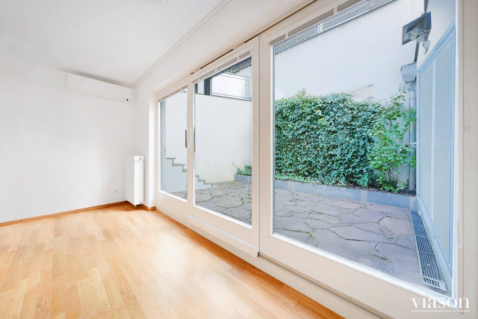 Raum KG Blick zur Terrasse KG
