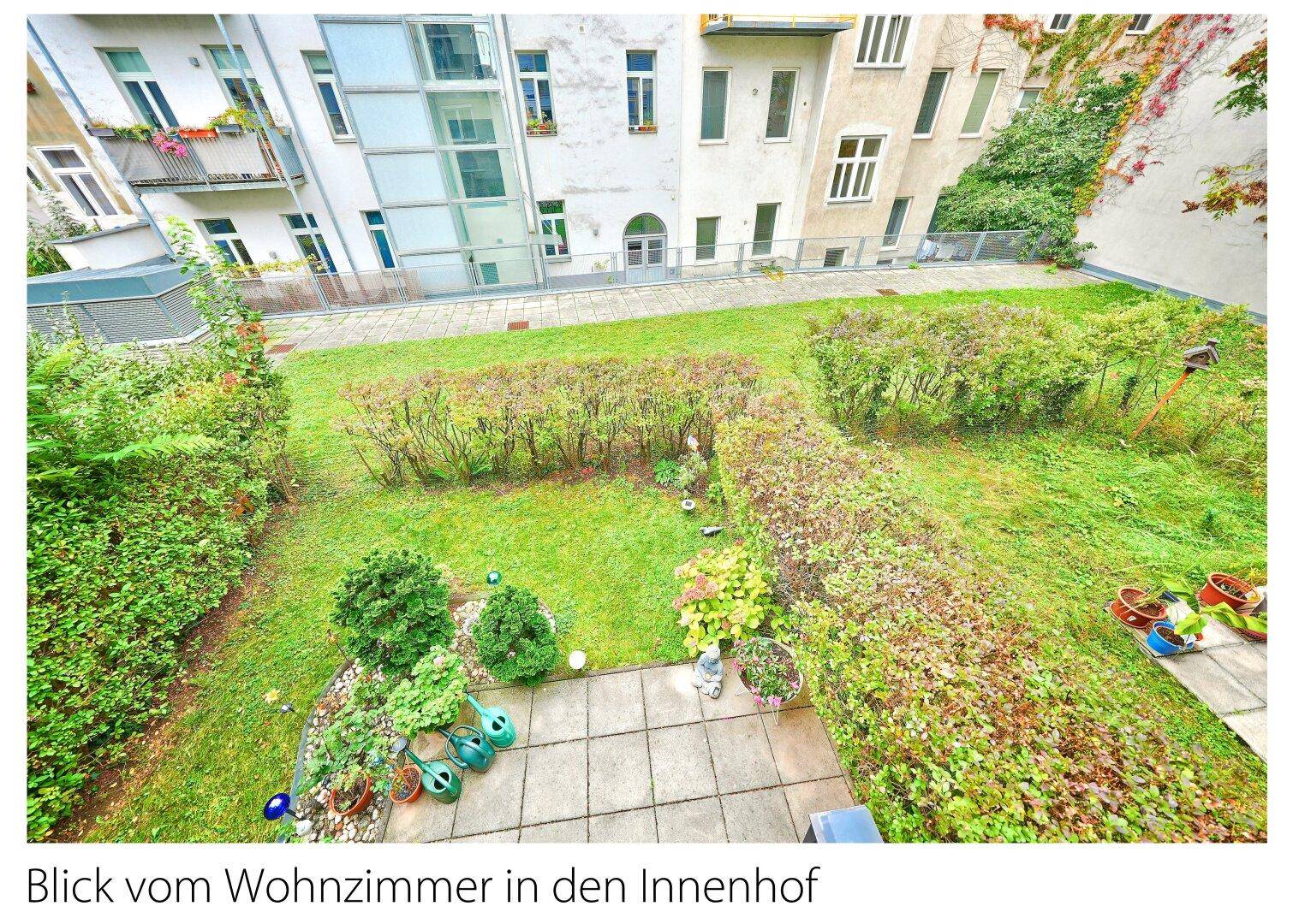 Blick Wohnzimmer in den Innenhof
