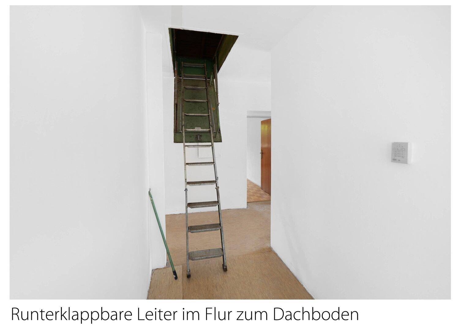 Flur mit ausklappbarer Leiter, die den Zugang zum Dachboden ermöglicht.