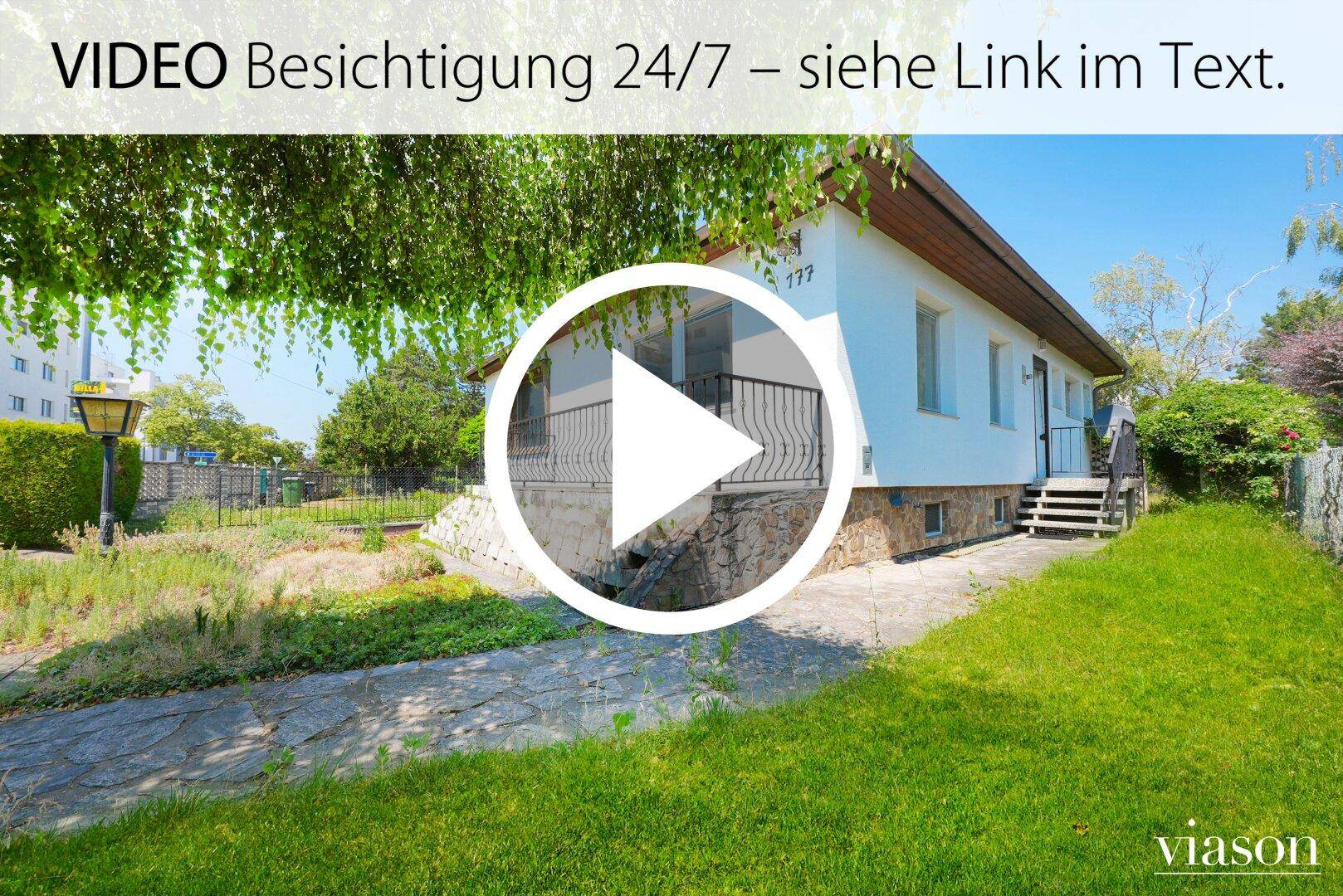Außenansicht des Hauses mit großem Gartenbereich und Video-Besichtigungs-Overlay.