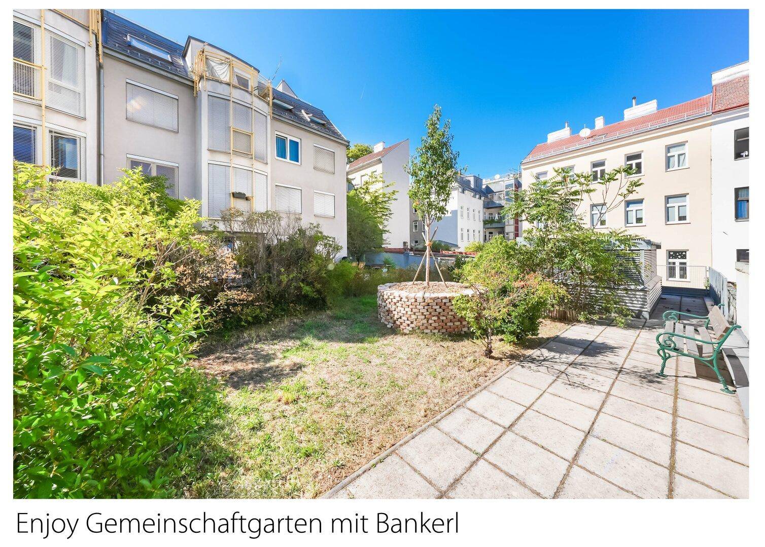 Gepflegter Gemeinschaftsgarten mit einer Sitzbank und üppiger Bepflanzung für entspannte Stunden.