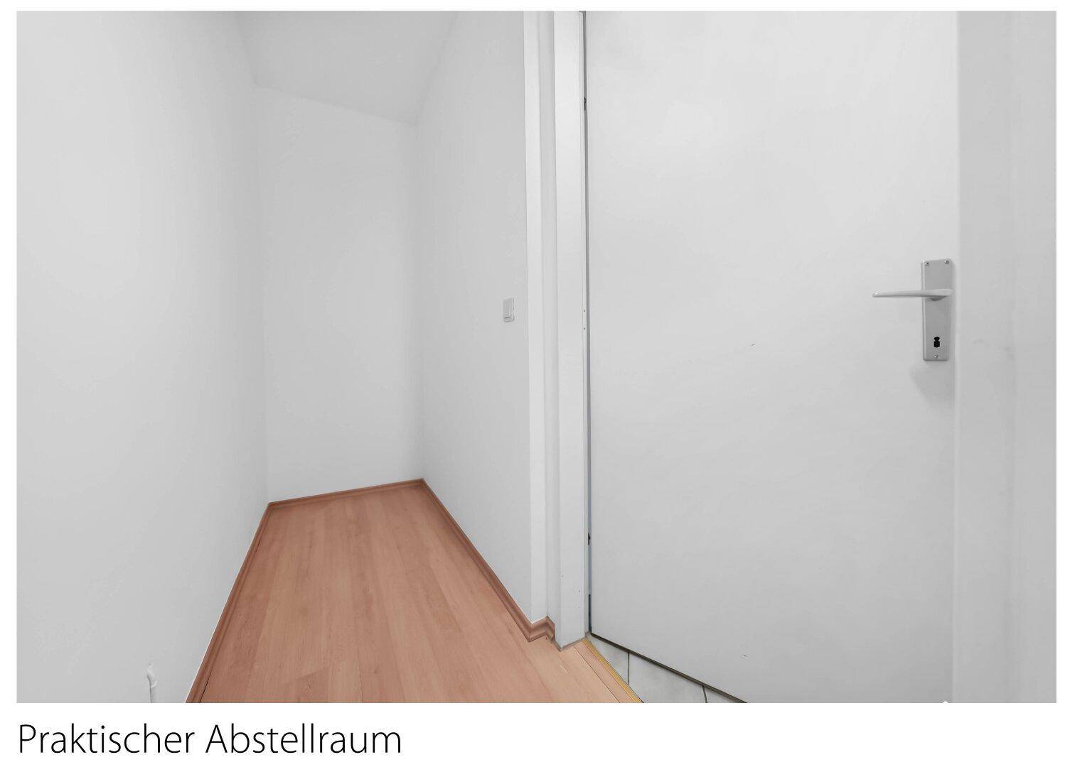 Praktischer, leerer Abstellraum mit hellem Parkettboden und weißen Wänden.