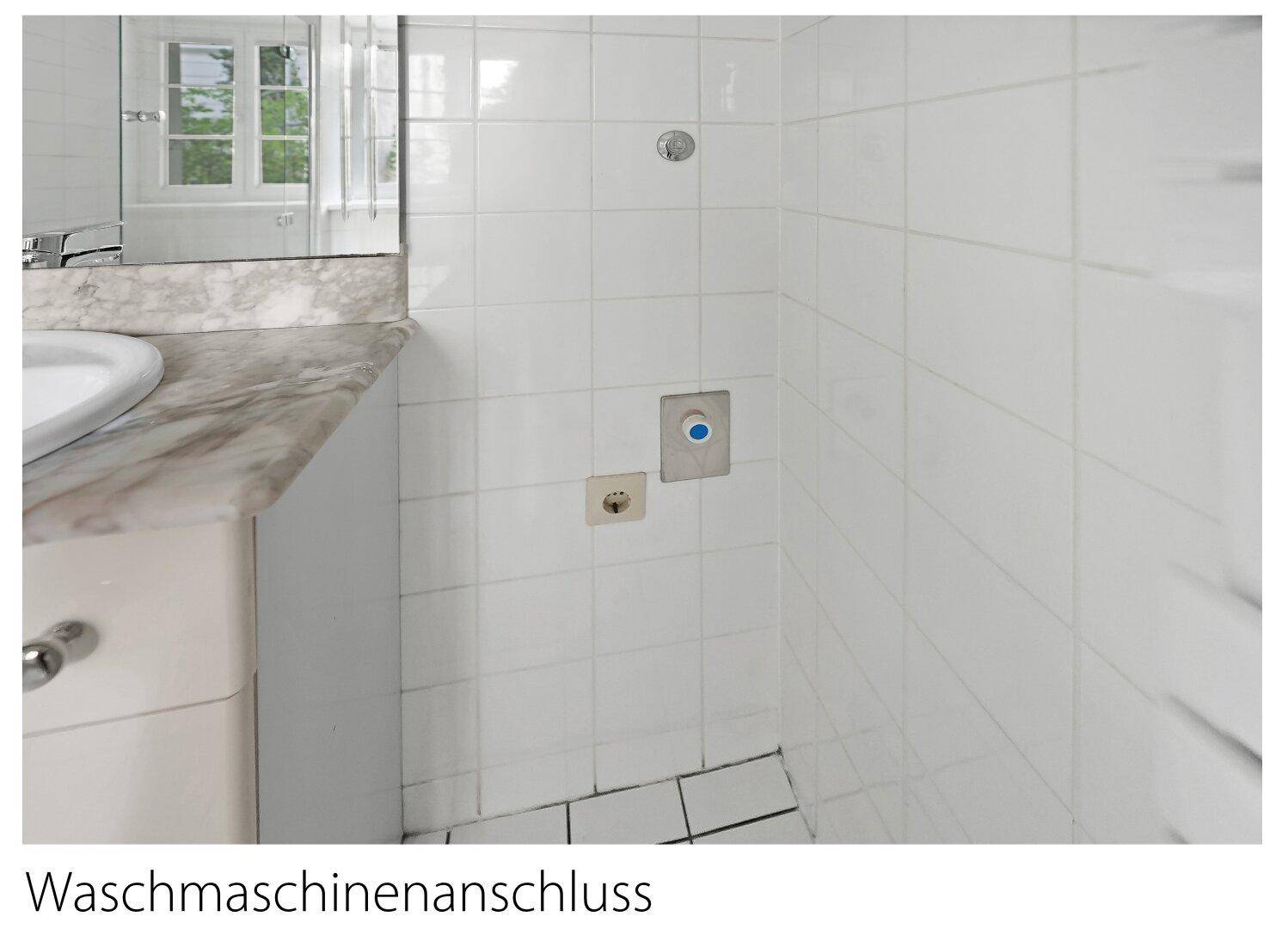 Detailansicht des Waschmaschinenanschlusses an der gefliesten Wand im Badezimmer.