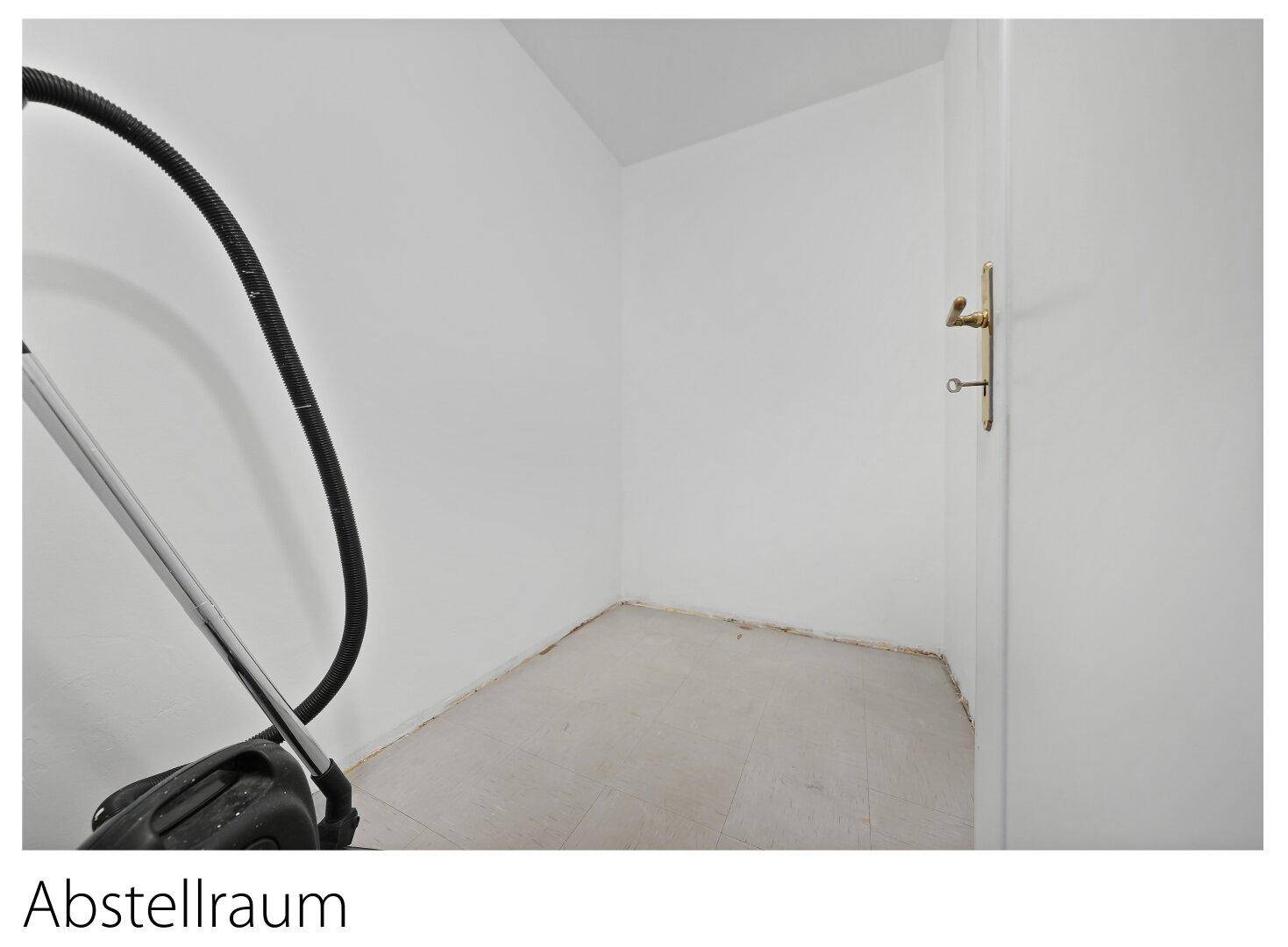 Praktischer Abstellraum mit ausreichend Platz für Haushaltsgeräte und Vorräte.