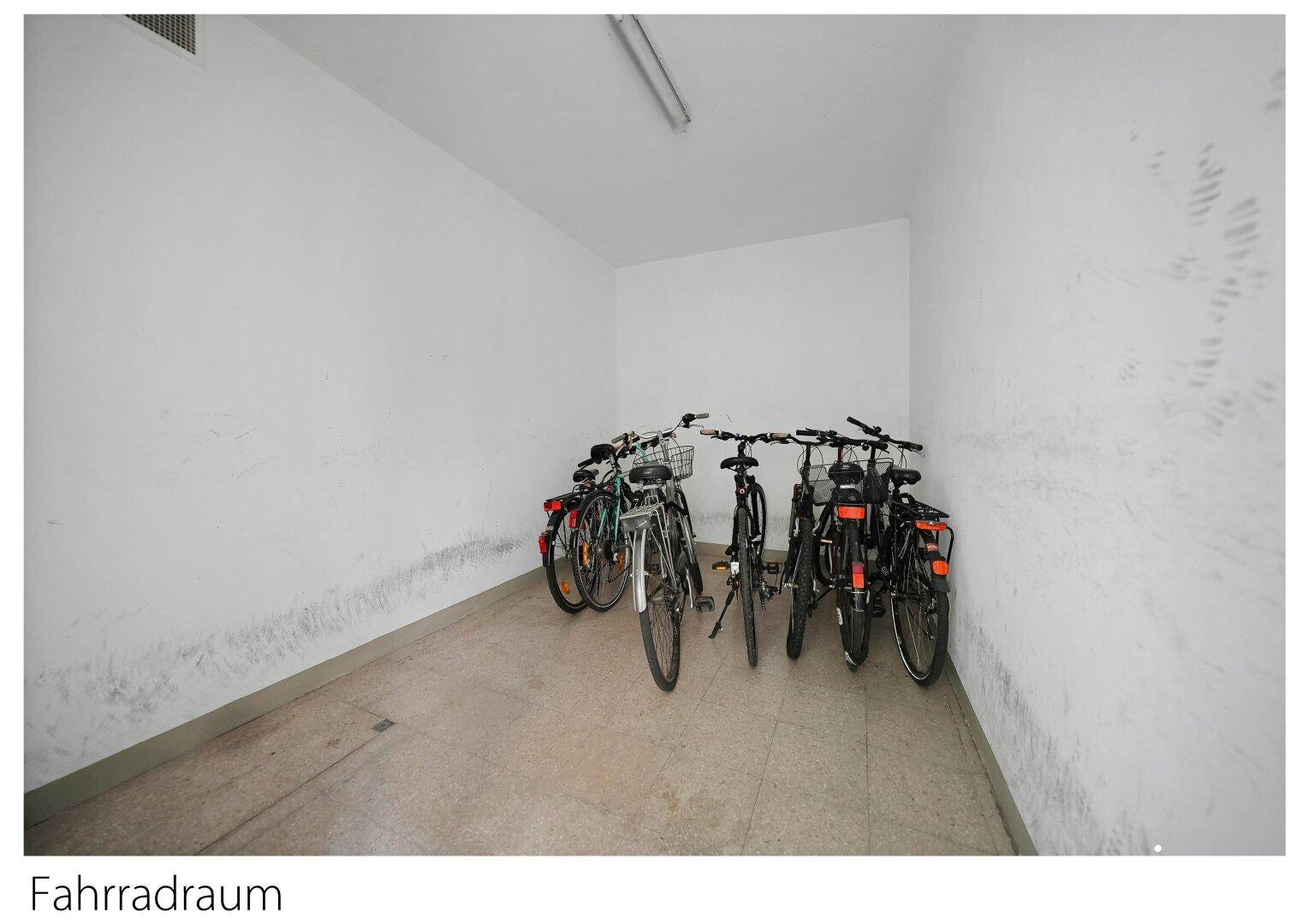 Gemeinschaftlicher Fahrradraum mit ausreichend Platz zur sicheren Unterbringung von Fahrrädern.