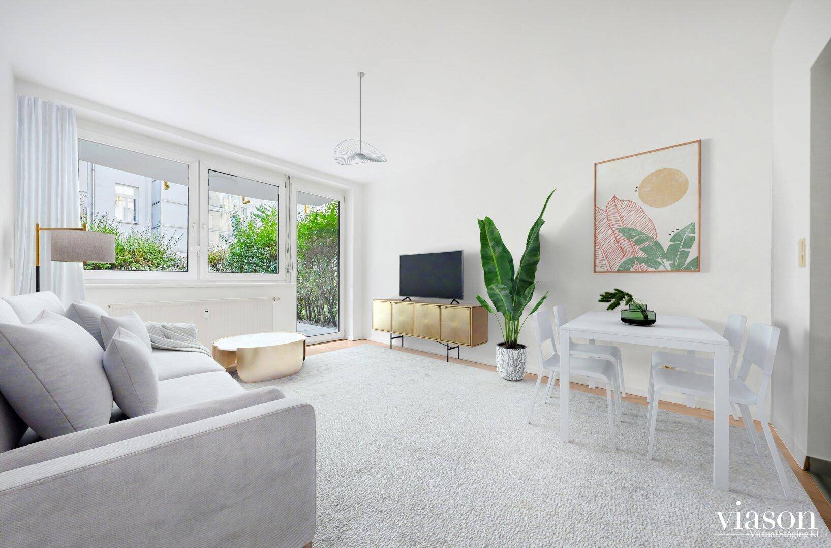 Helles Wohn- und Esszimmer mit großen Fenstern, die viel Tageslicht hereinlassen und Zugang zum Garten bieten.