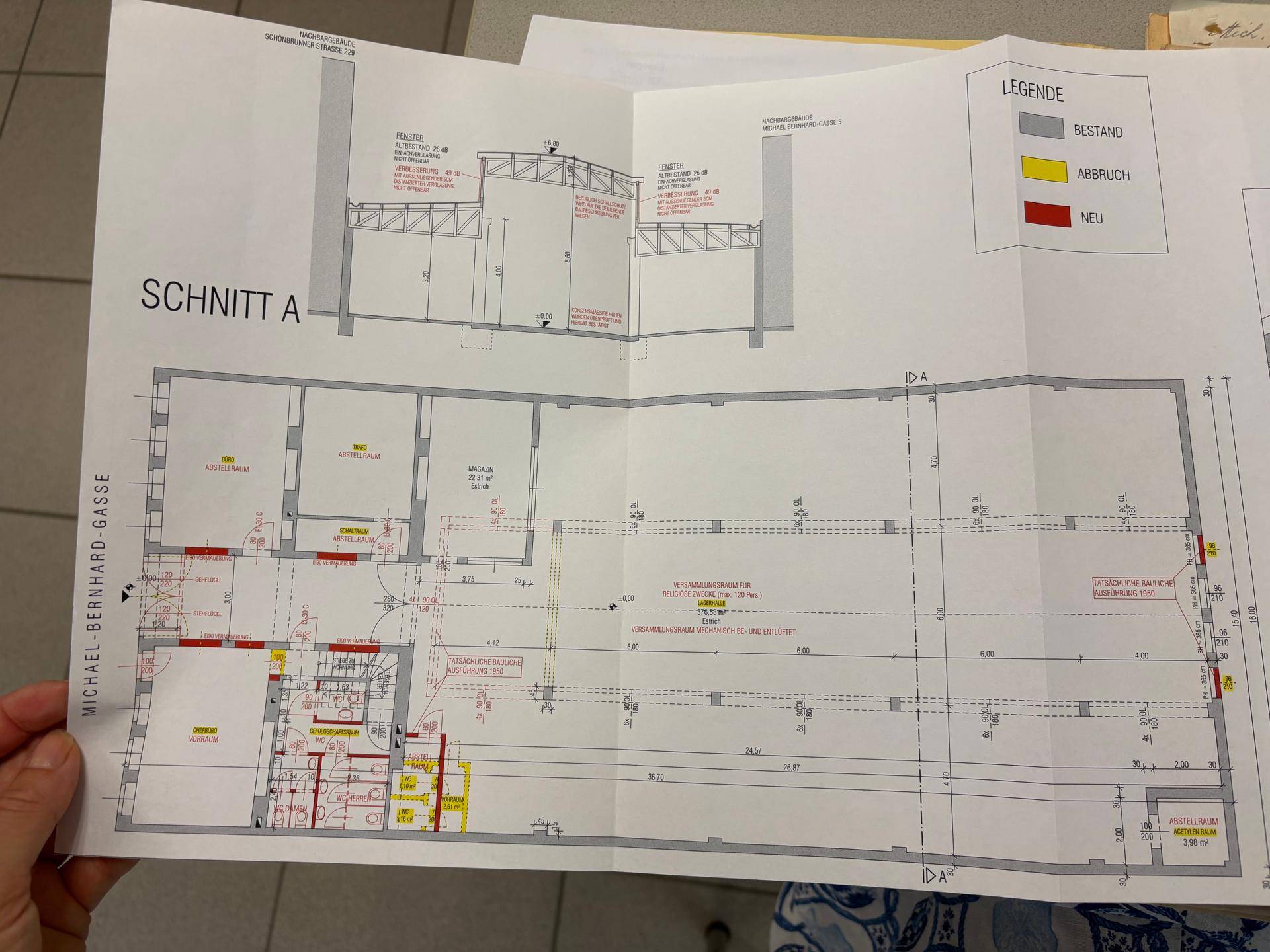Gefalteter Grundriss, der die detaillierte Aufteilung des Erdgeschosses eines Gebäudes darstellt.