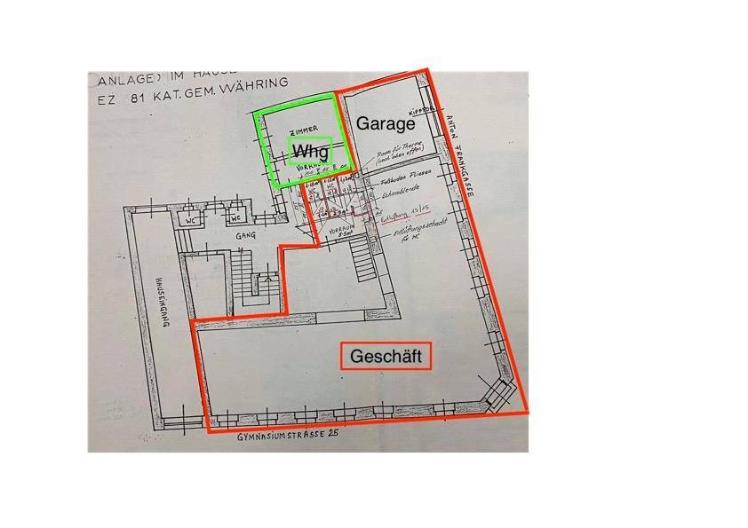 Handgezeichneter Grundriss eines Gebäudes mit markierten Bereichen für Wohnung, Garage und Geschäft.