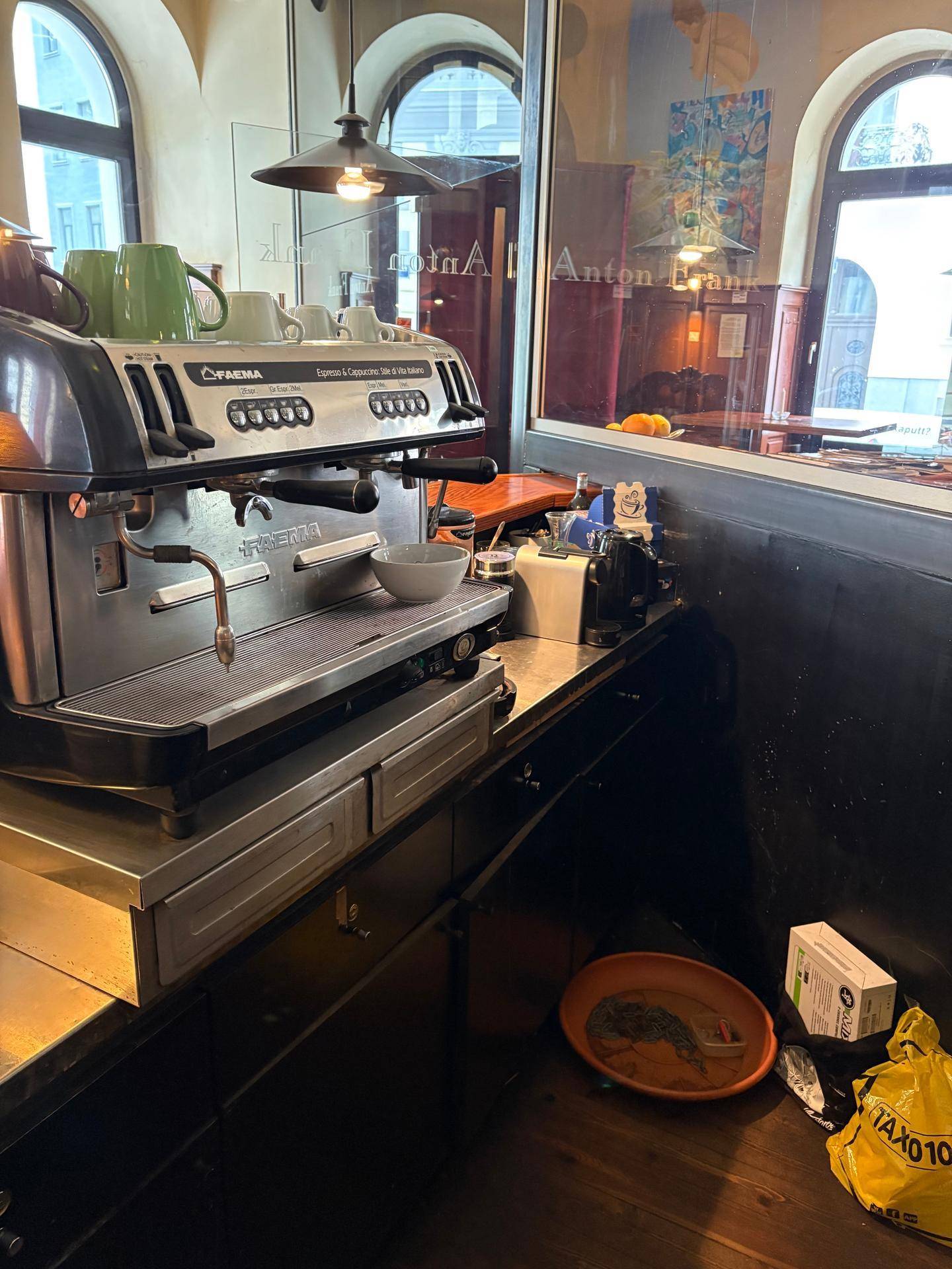 Kaffeemaschinenbereich an der Bar mit professioneller Espressomaschine und Arbeitsfläche.