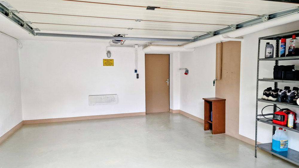 Geräumige und ordentliche Garage mit ausreichend Platz und praktischen Regalen.