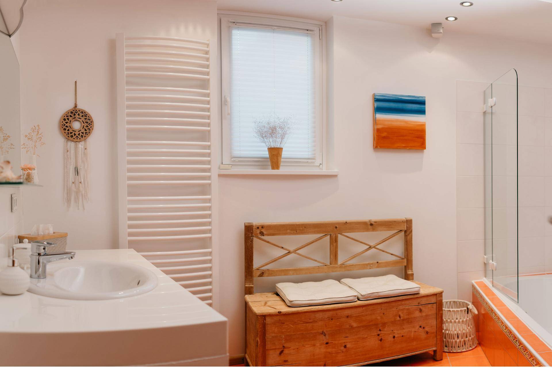 Modernes Badezimmer mit Handtuchheizkörper, Einzelwaschbecken und Dusche.