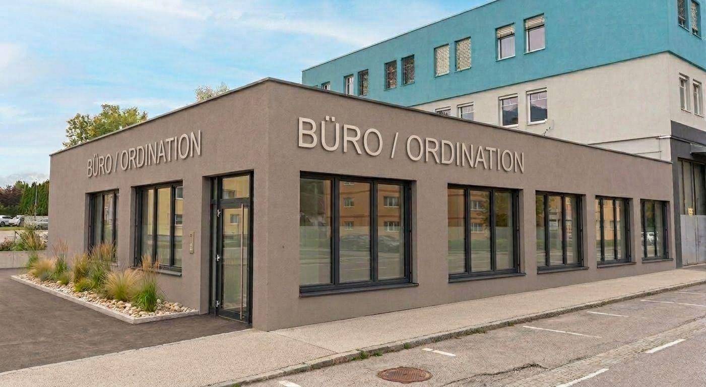 Ansicht des modernen Büro- und Praxisgebäudes von einer anderen Perspektive mit klaren Linien und großen Glasflächen.