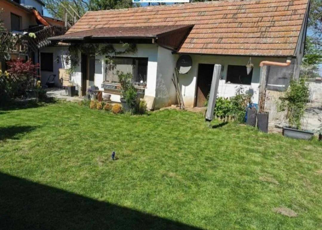 Rustikales Haus mit großem Garten und viel Grünfläche für Erholung im Freien.