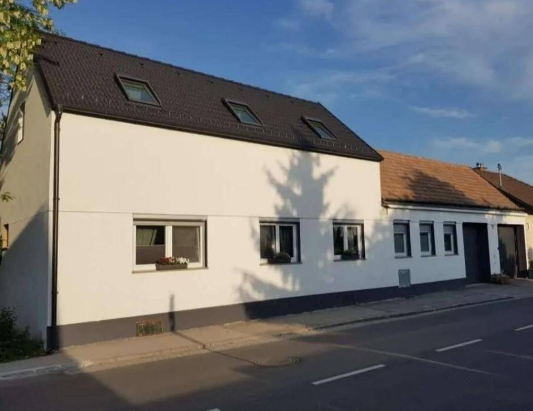 Gepflegtes Einfamilienhaus mit Satteldach und Dachfenstern in ländlicher Umgebung.