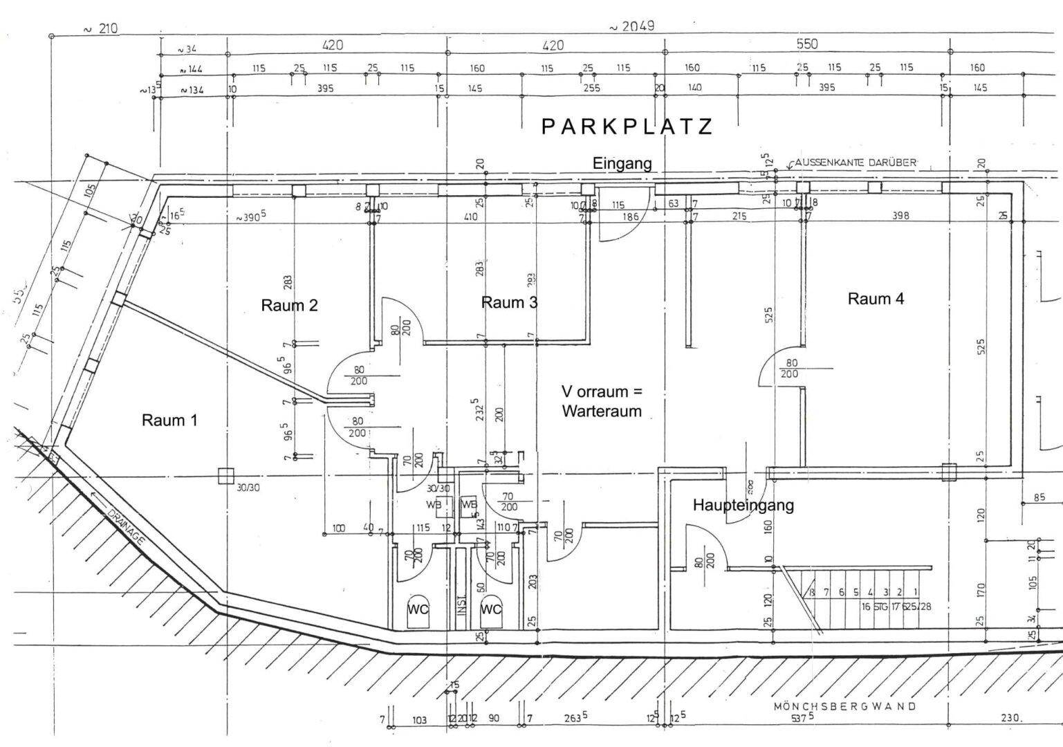 Grundrissplan zeigt mehrere Räume, zwei WCs und einen Wartebereich mit Zugang zum Parkplatz.