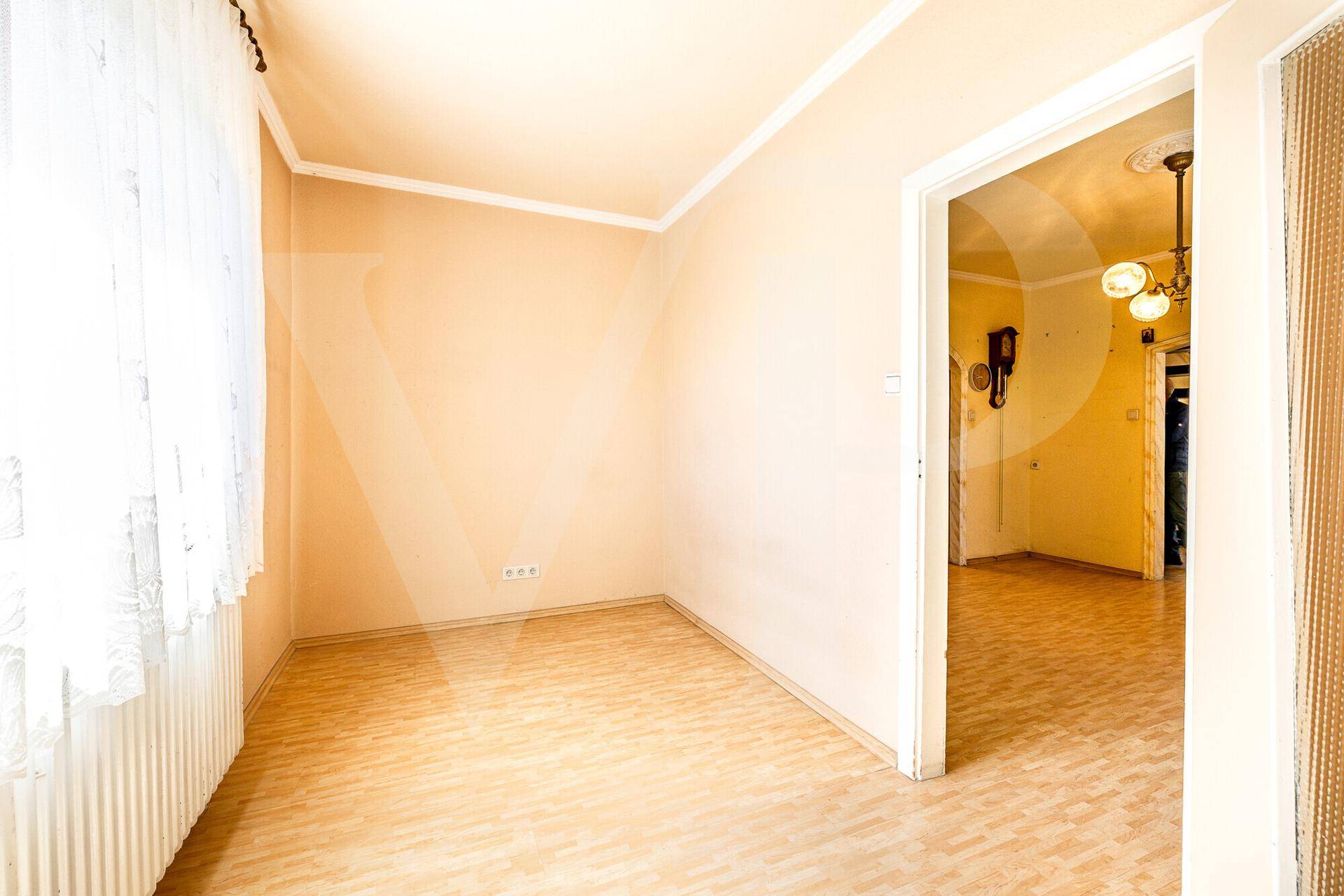 Kleiner Raum mit Laminatboden und Fenster, ideal als Büro oder Gästezimmer nutzbar.