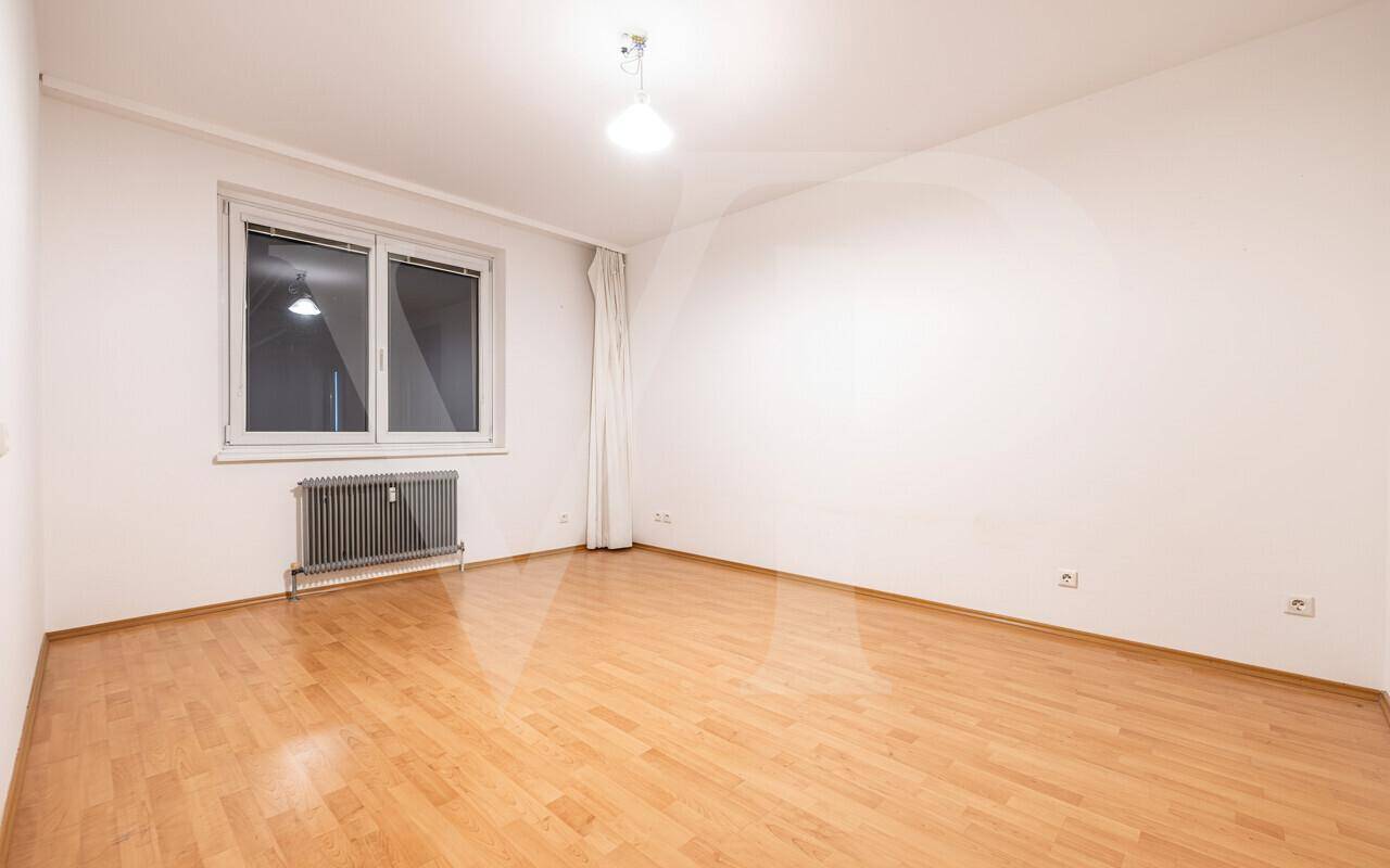 Heller Flur mit mehreren Türen, teilweise mit Milchglas, und pflegeleichtem Bodenbelag.