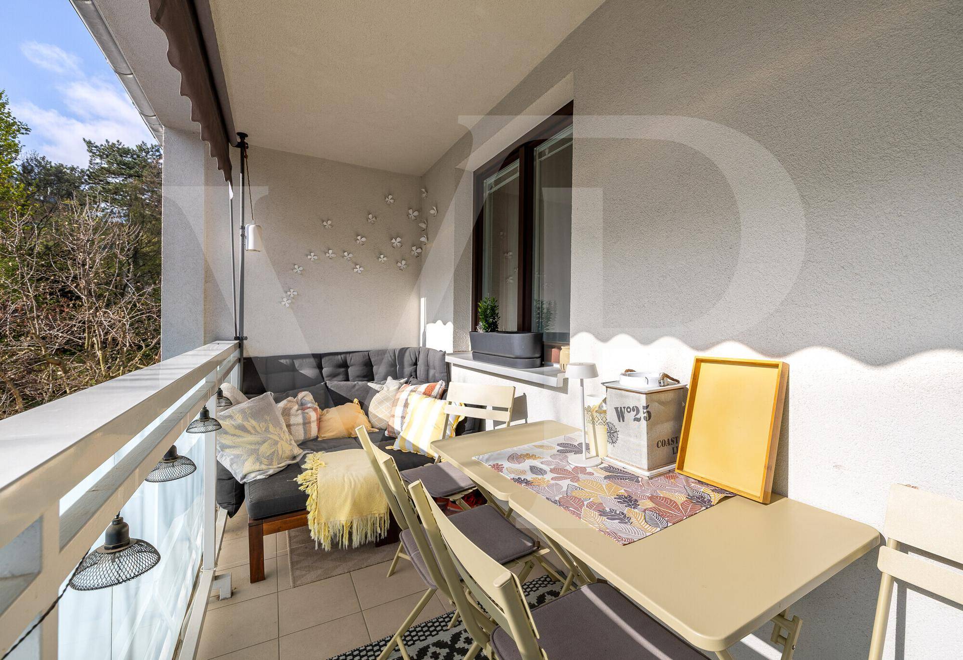 Gemütlicher Balkon mit Sitzgelegenheiten und Markise, ideal für entspannte Stunden im Freien.