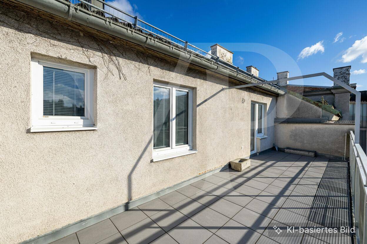 Geräumige Terrasse mit Fliesenboden und Blick auf die umliegenden Gebäude.