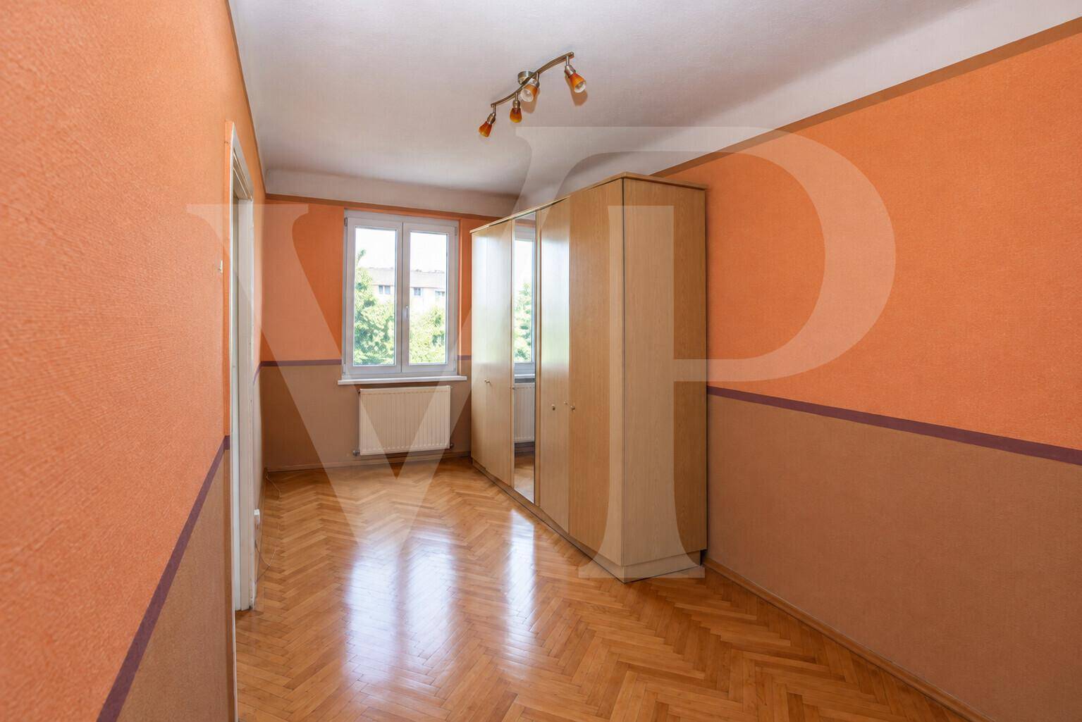 Moderne Küche mit weißen Schränken, grauen Arbeitsplatten und integrierten Geräten.