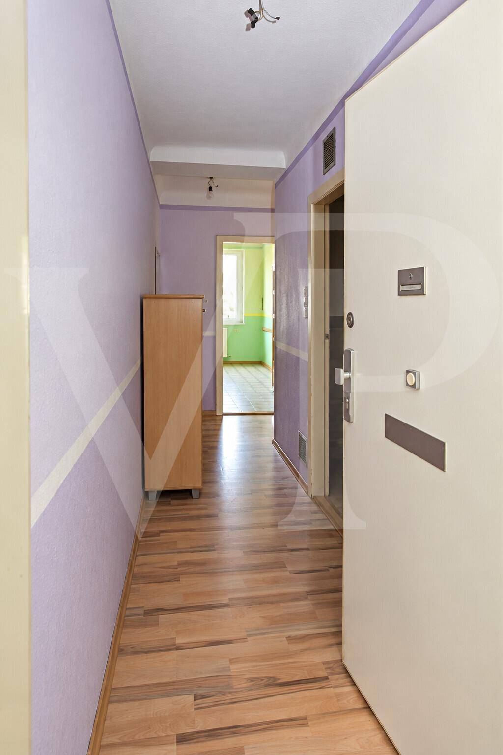 Grundriss Variante 1 mit offener Küche im Wohnraum, Schlafzimmer und Bad.