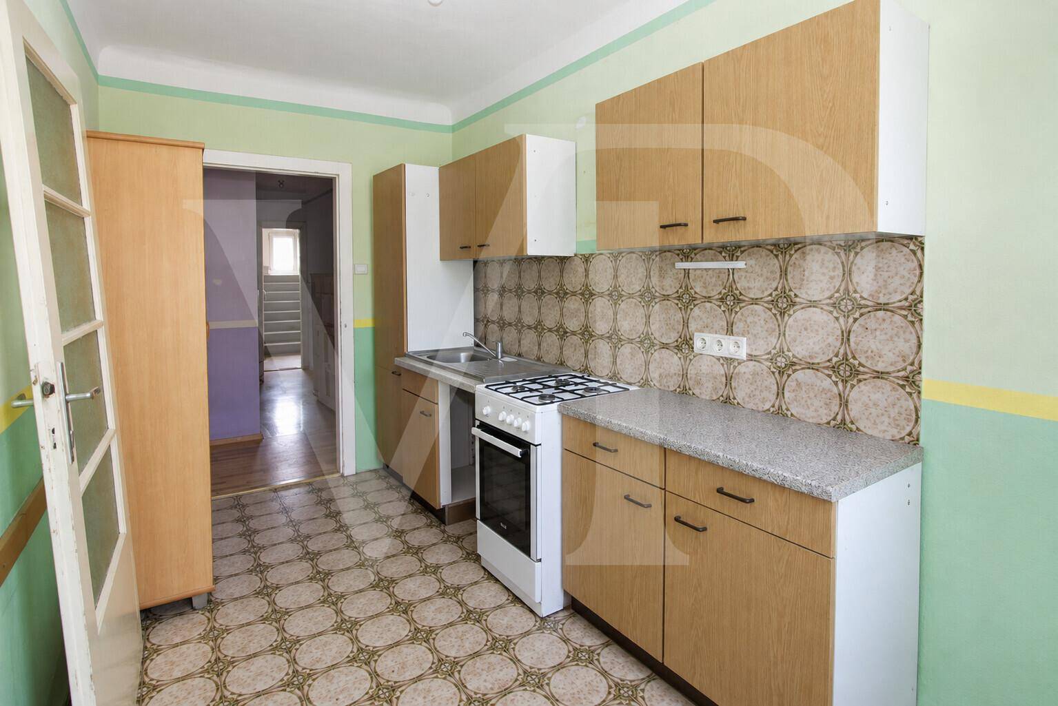Modernes Badezimmer mit beigefarbenen Fliesen, Duschkabine, WC und Waschtisch mit Unterschrank.