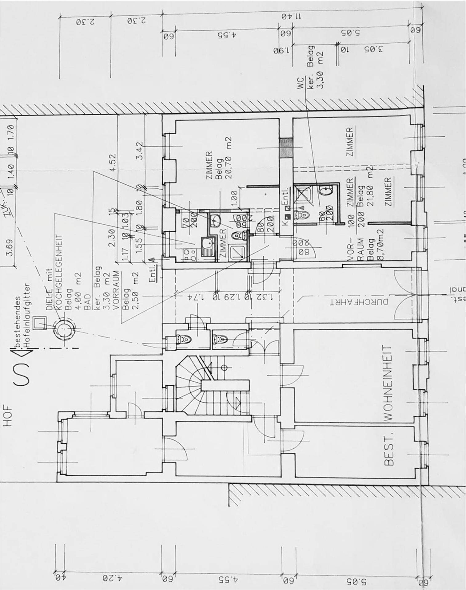 Grundrissplan des Erdgeschosses mit mehreren Zimmern, Bad, WC und Hofzugang.