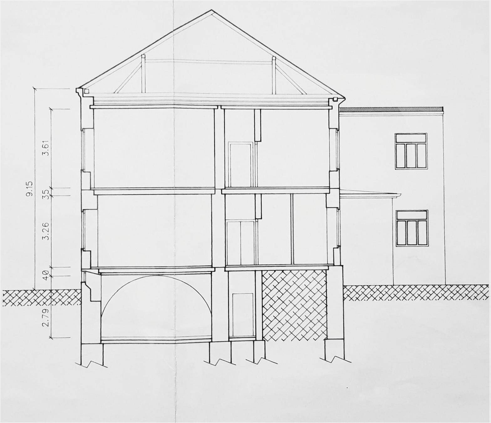 Architektonischer Schnittplan des Gebäudes mit Darstellung der Geschosse und Dachkonstruktion.