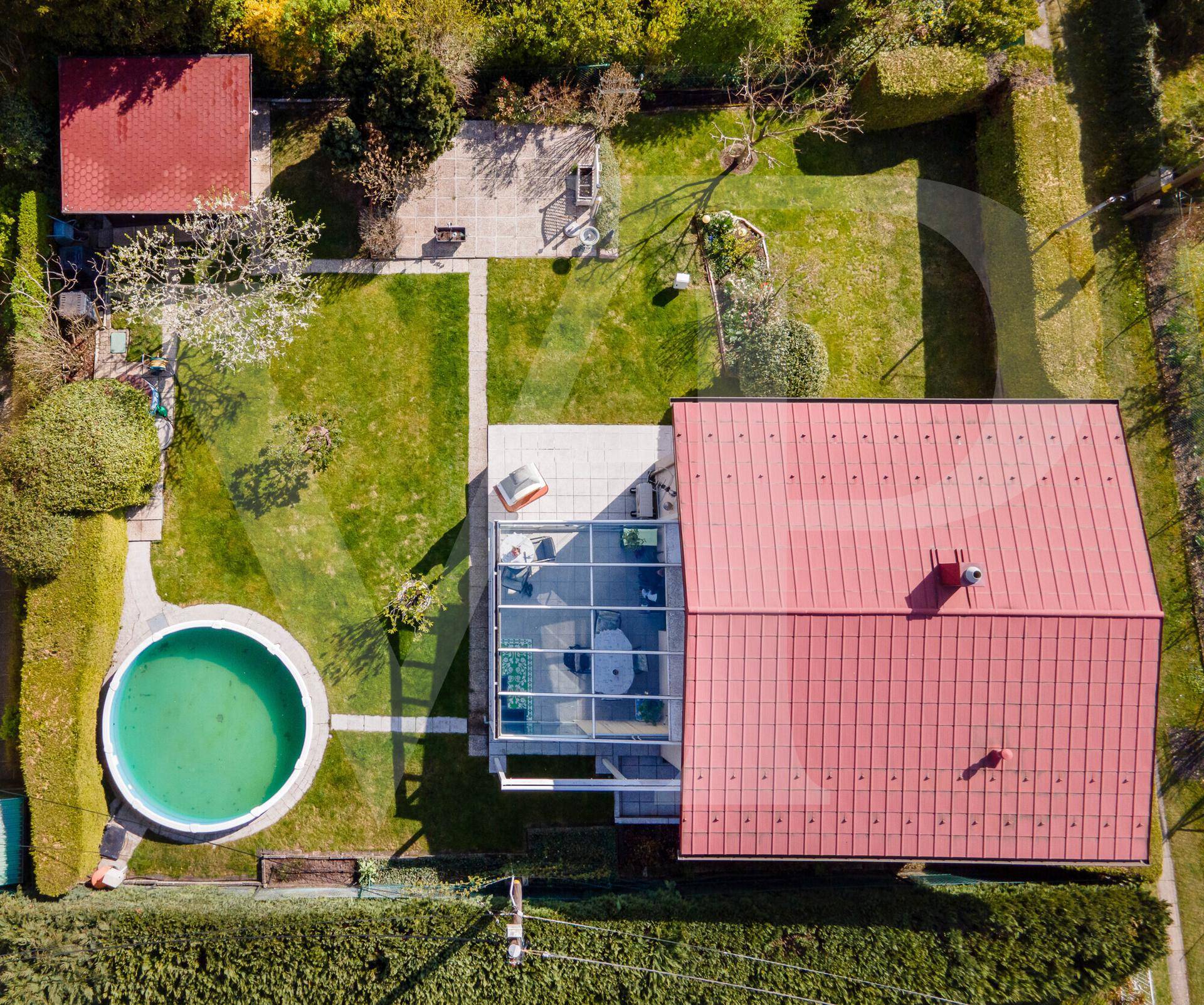 Luftaufnahme des Anwesens mit Wohnhaus, Garten, Pool und Wintergarten.