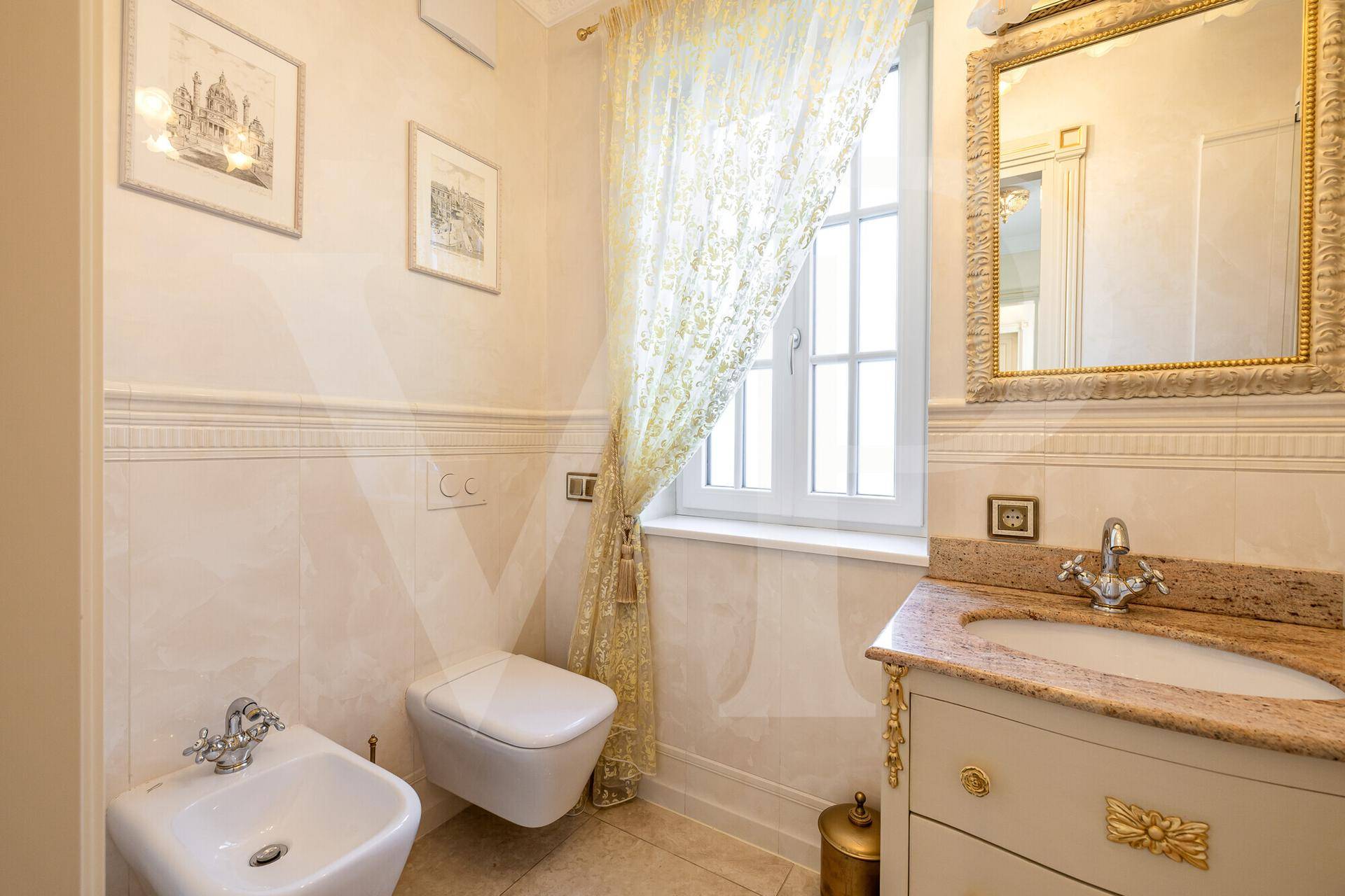 Stilvolles Gäste-WC mit Granitwaschtisch, Bidet und Fenster, klassisch eingerichtet.