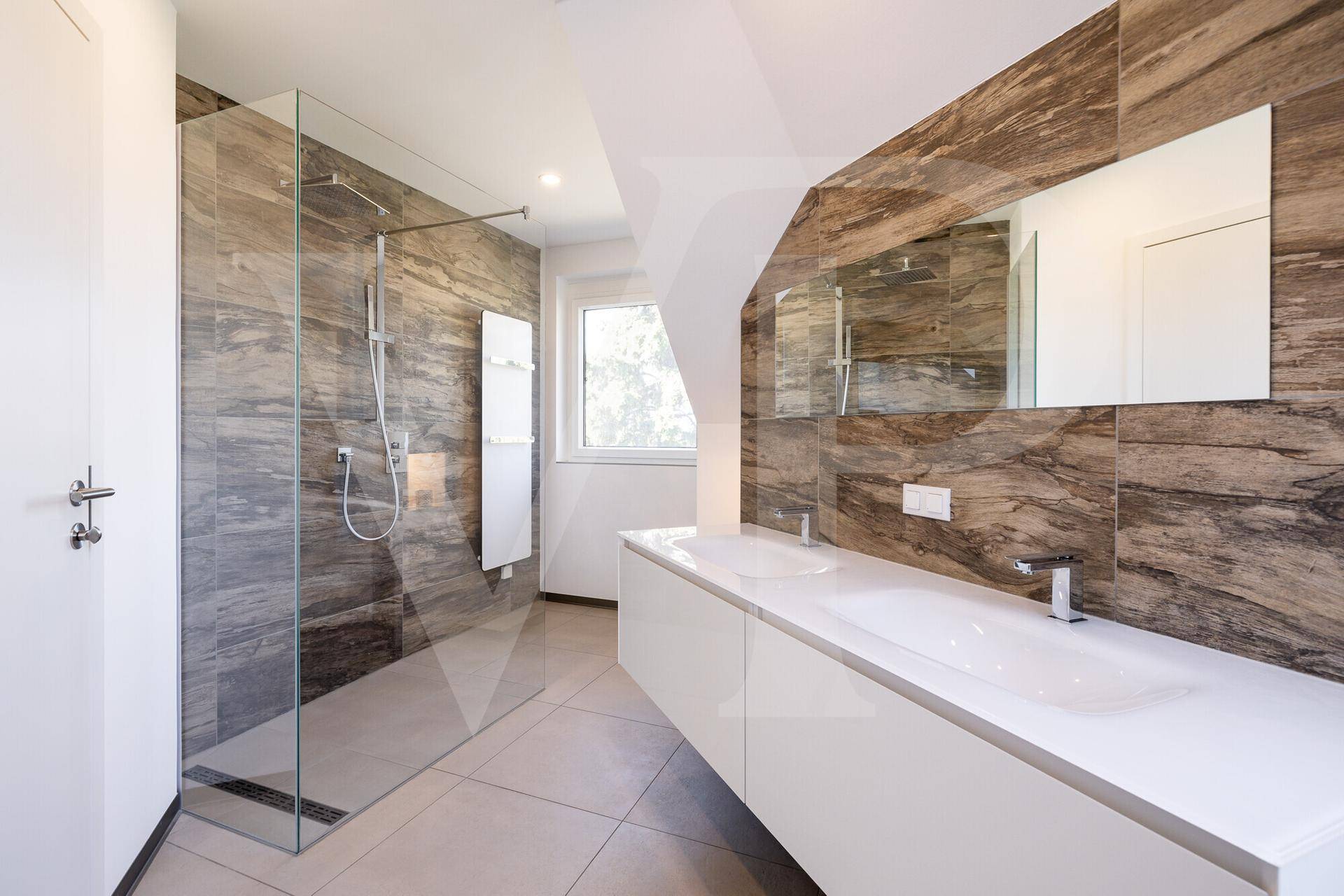 Modernes Badezimmer mit begehbarer Dusche, Doppelwaschbecken und Fenster.