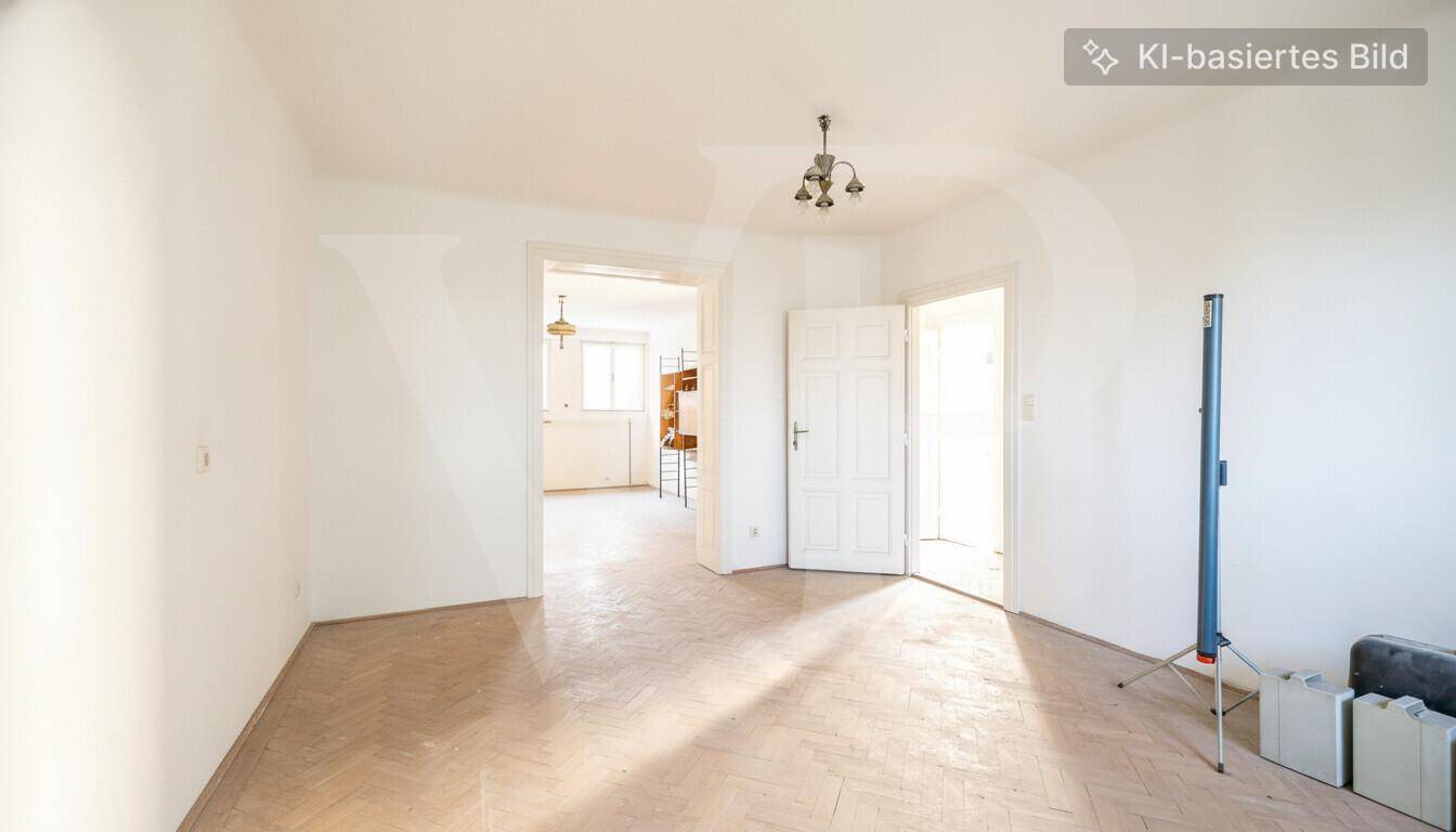 Geräumiges Zimmer mit hellem Fischgrätparkett und mehreren offenen Türen, die zu anderen Räumen führen.