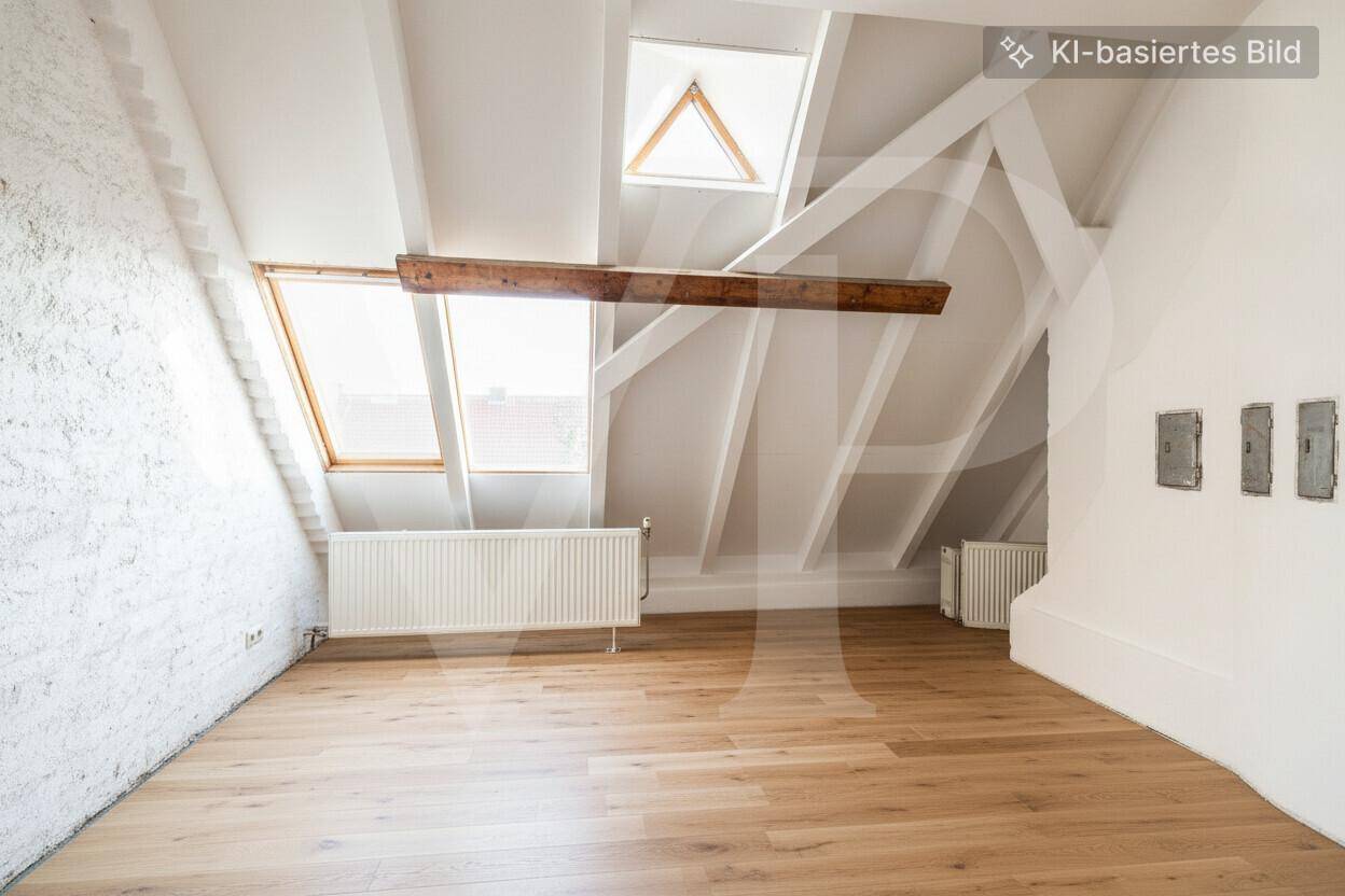 Helles Dachgeschosszimmer mit schrägen Decken, sichtbaren Holzbalken und Dachfenstern.