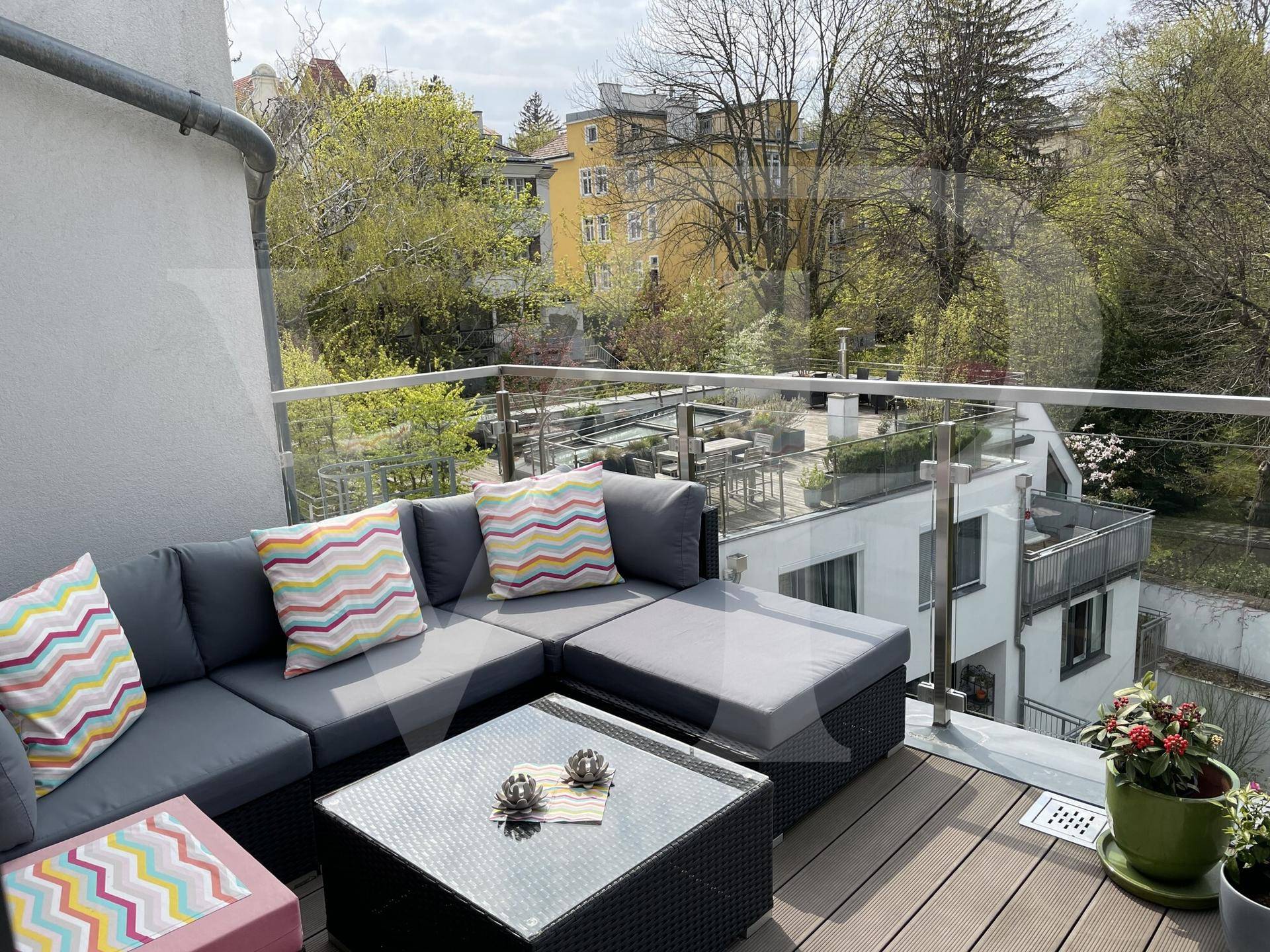 Gemütliche Dachterrasse mit bequemen Loungemöbeln und Blick auf die Umgebung.