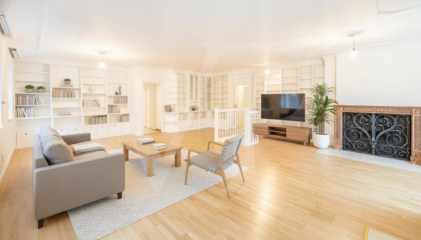 Virtuell möbliertes Wohnzimmer mit Holzboden, integrierten Bücherregalen und einem klassischen Kamin.