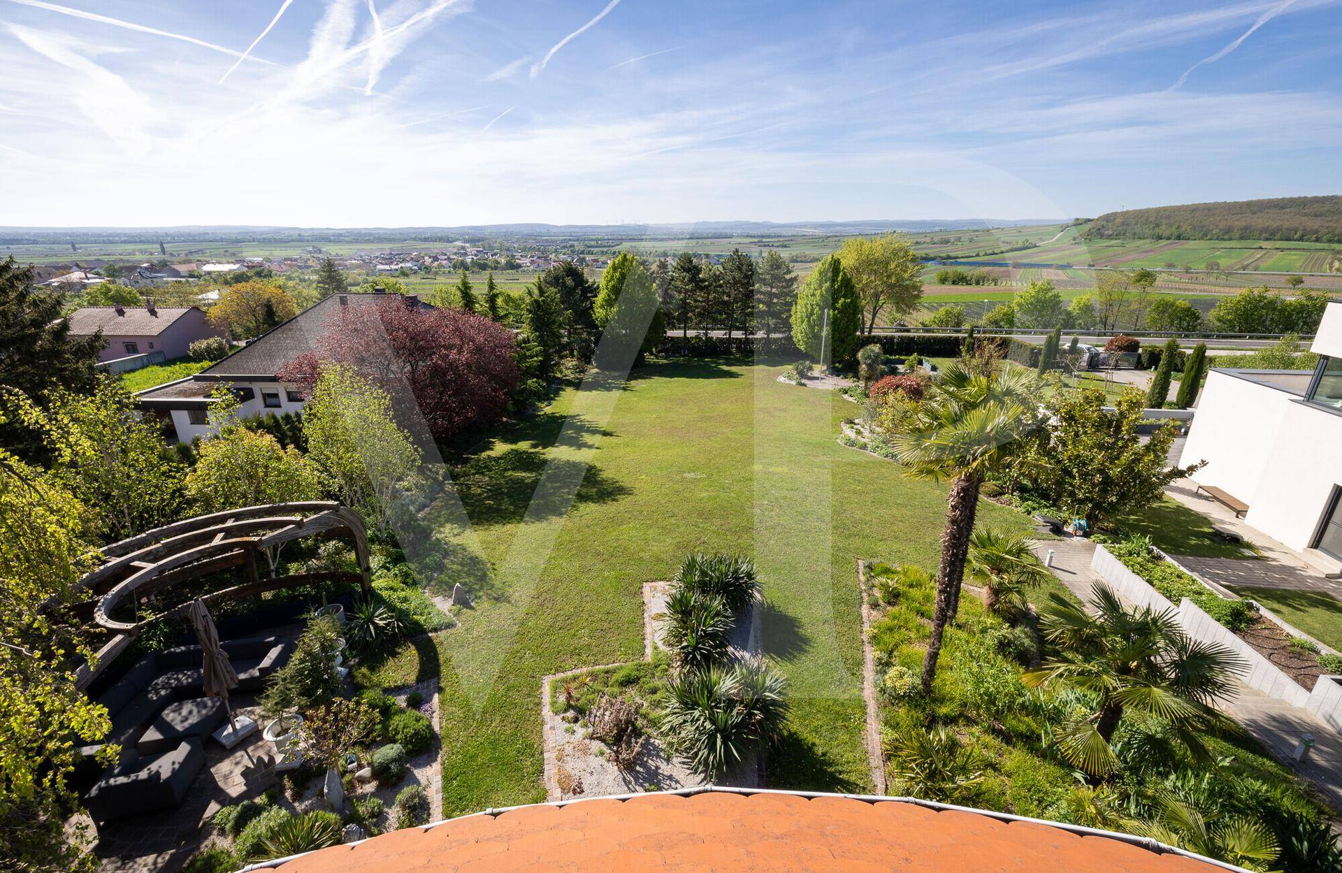 Panoramablick über die grüne Landschaft und die umliegende Gegend vom Grundstück aus.