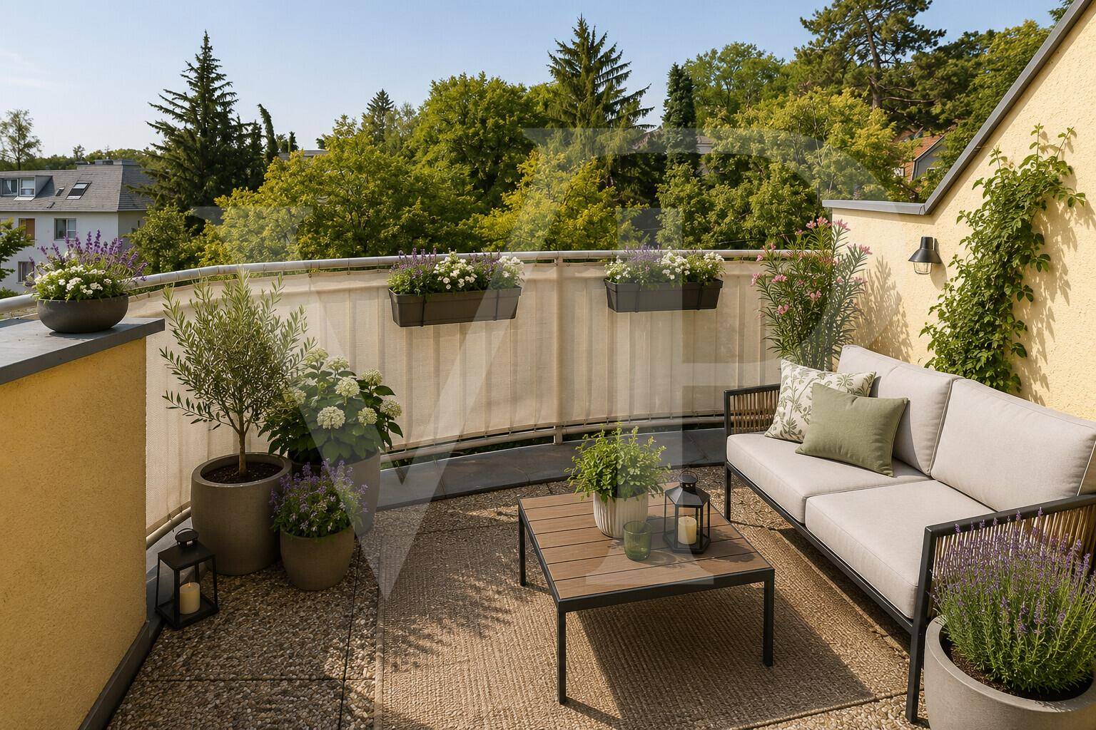 Gemütlicher Balkon mit bequemen Gartenmöbeln und Pflanzen, ideal zum Entspannen im Grünen.