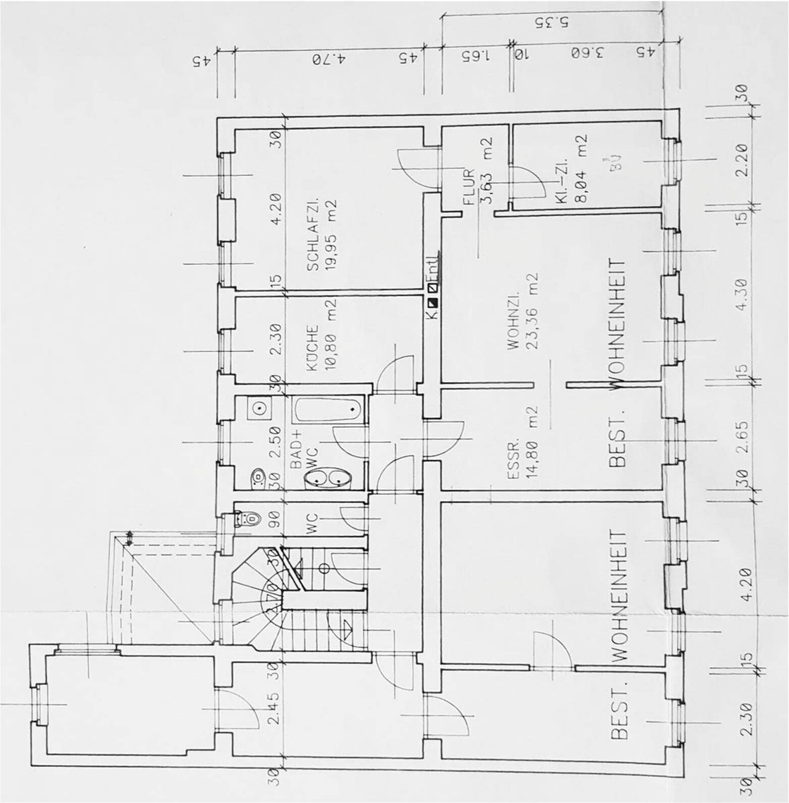 Grundrissplan eines Obergeschosses mit Schlafzimmer, Küche, Wohn- und Essbereich.