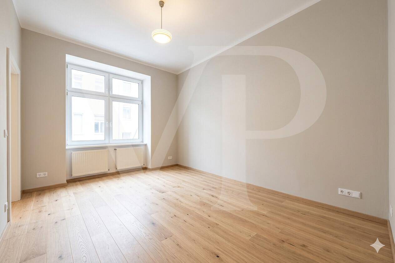 Helles und geräumiges Zimmer mit Parkettboden und großen Fenstern, ideal für individuelle Gestaltung.
