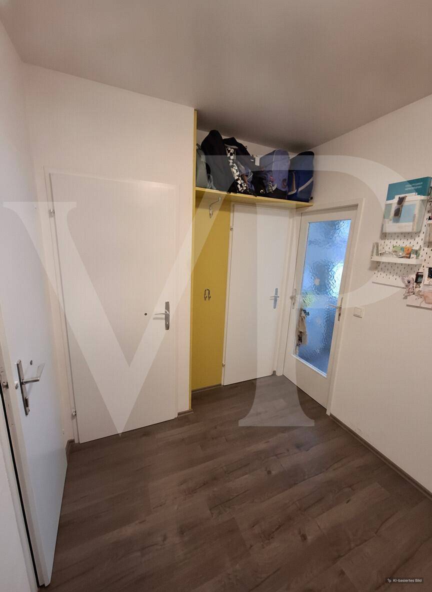 Badezimmer mit Badewanne, Waschbecken, Spiegelschrank und weißen Fliesen.