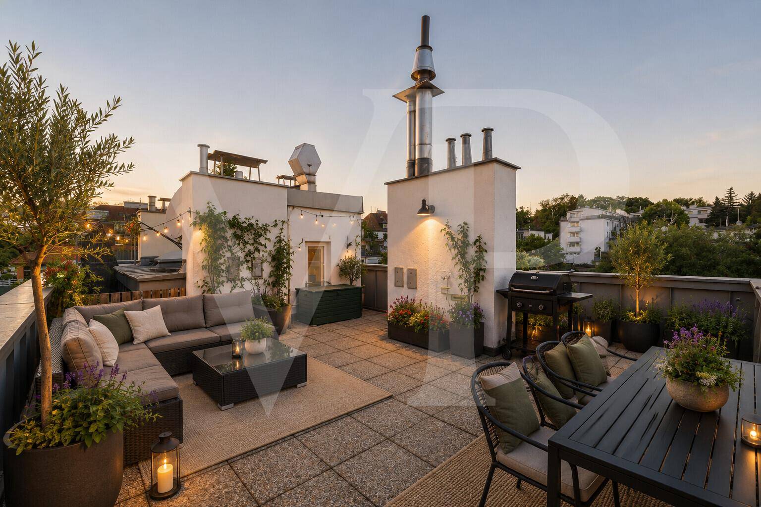 Geräumige Dachterrasse mit gemütlichen Sitzgelegenheiten, Grillbereich und stimmungsvoller Beleuchtung am Abend.