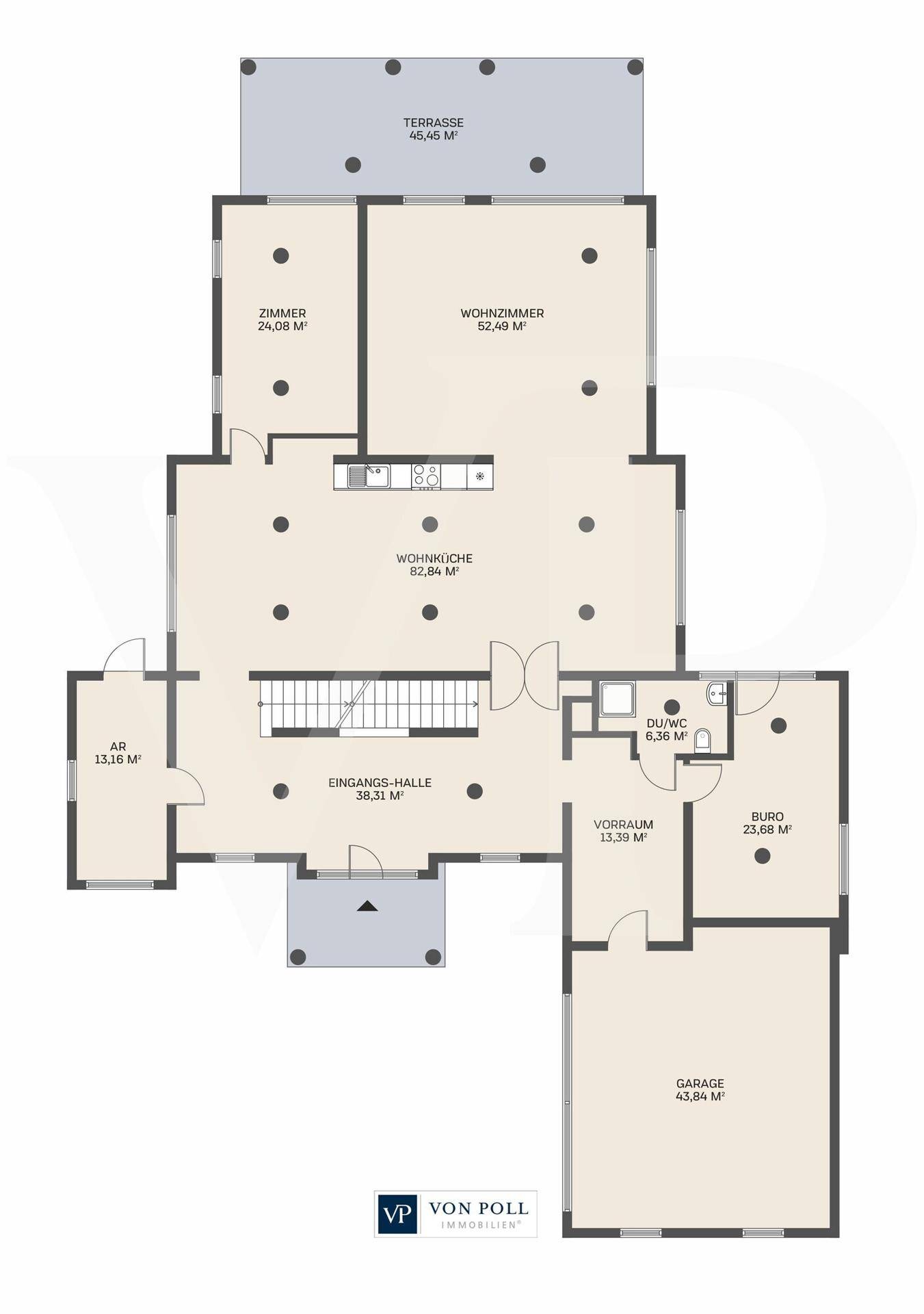 Grundriss des Erdgeschosses mit Wohnzimmer, Küche, Büro und Terrasse.