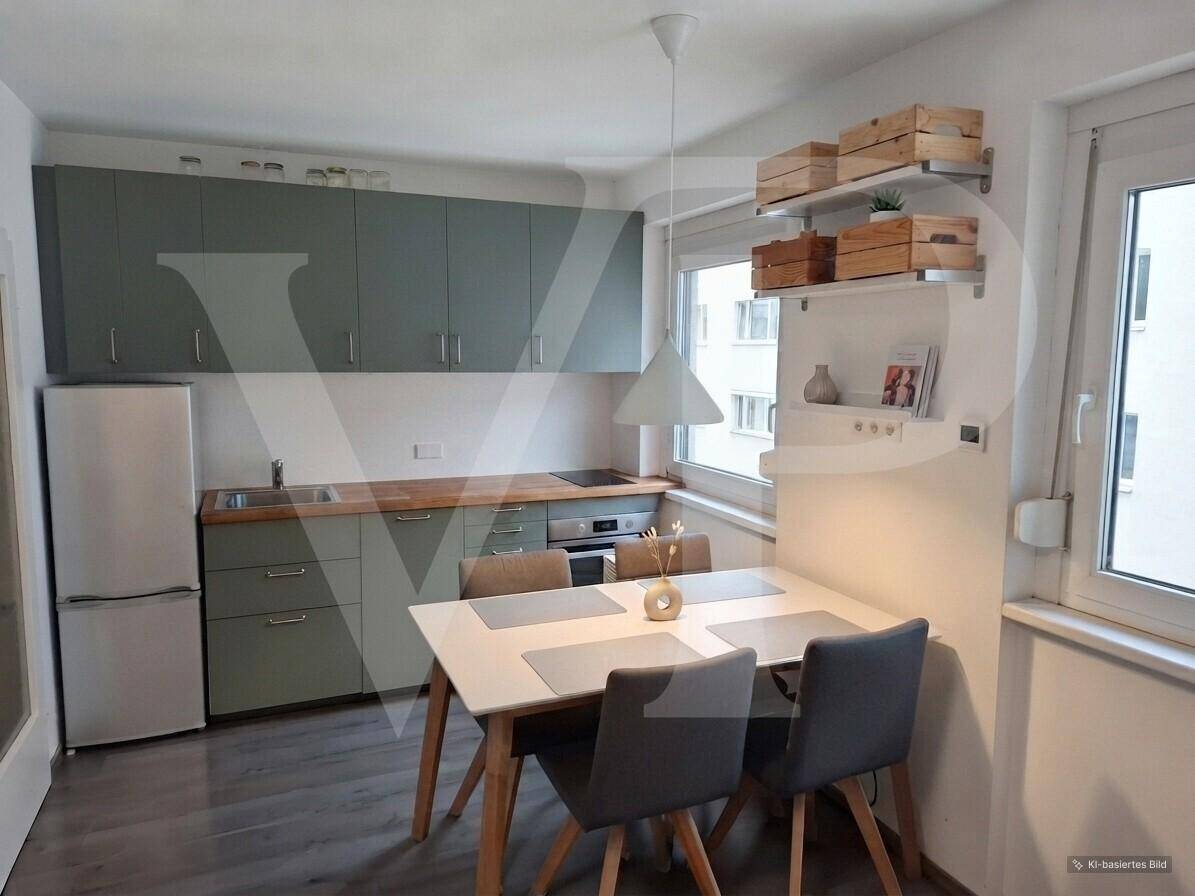 Leerer Raum mit Holzarbeitsplatte, zwei Fenstern und dunklem Laminatboden.