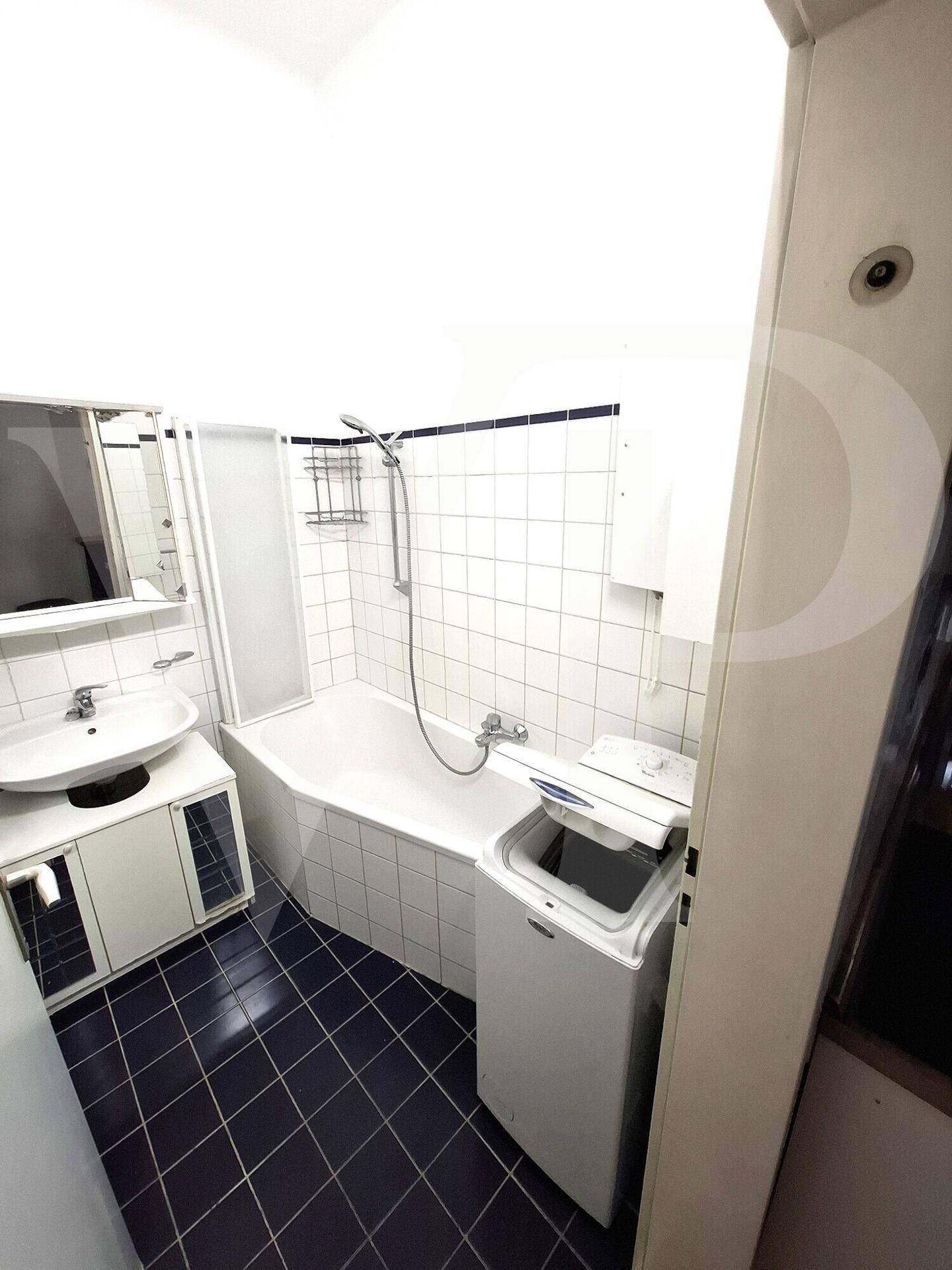 Detaillierter Grundriss der Wohnung mit Zimmern, Küche, Bad und WC.