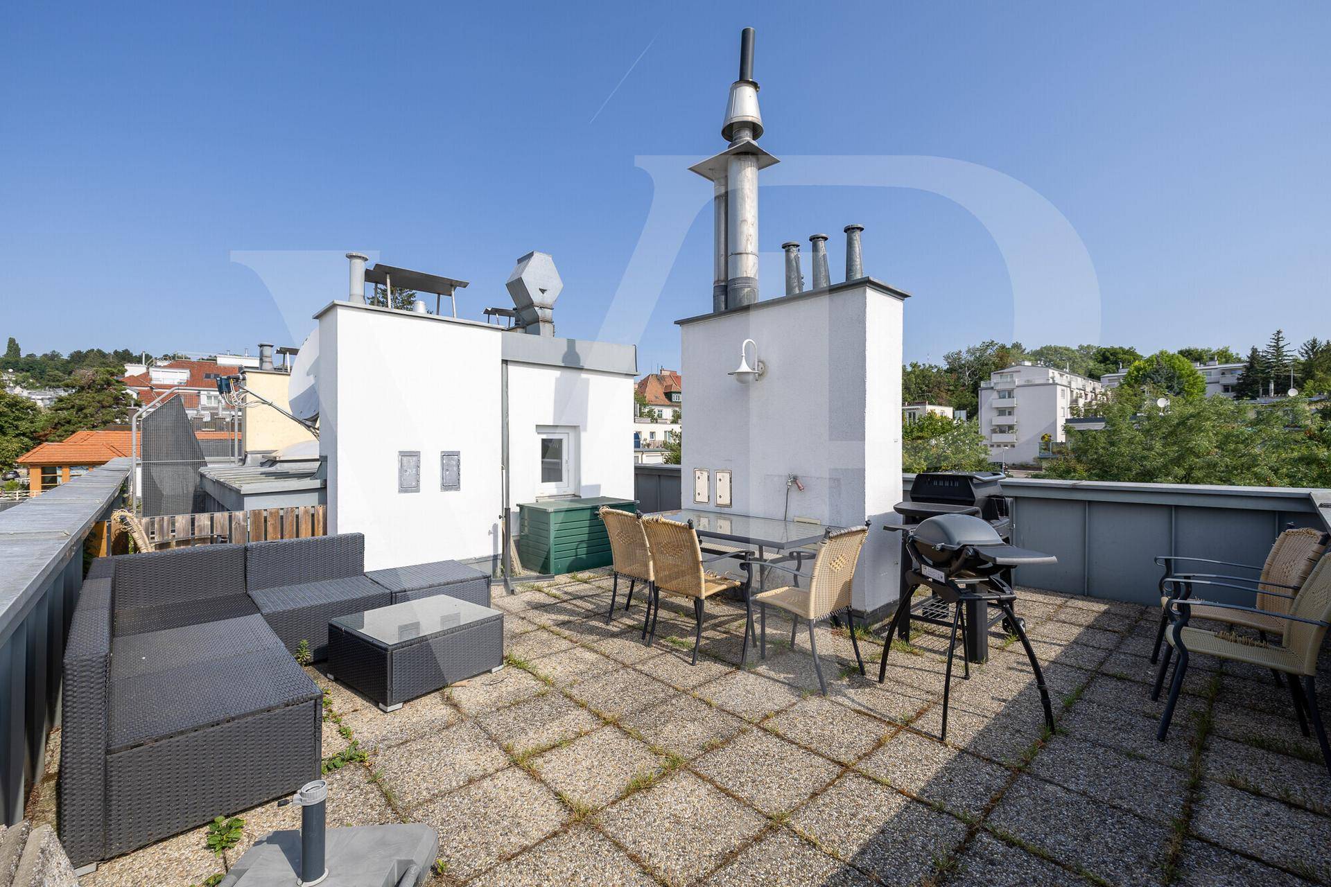Geräumige Dachterrasse mit verschiedenen Sitzbereichen, Grill und Blick über die Stadt.