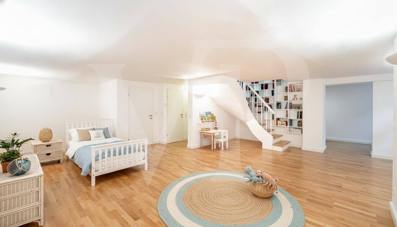 Helles Schlafzimmer im Untergeschoss mit Holzboden und gemütlicher Einrichtung, ideal als Gästezimmer.