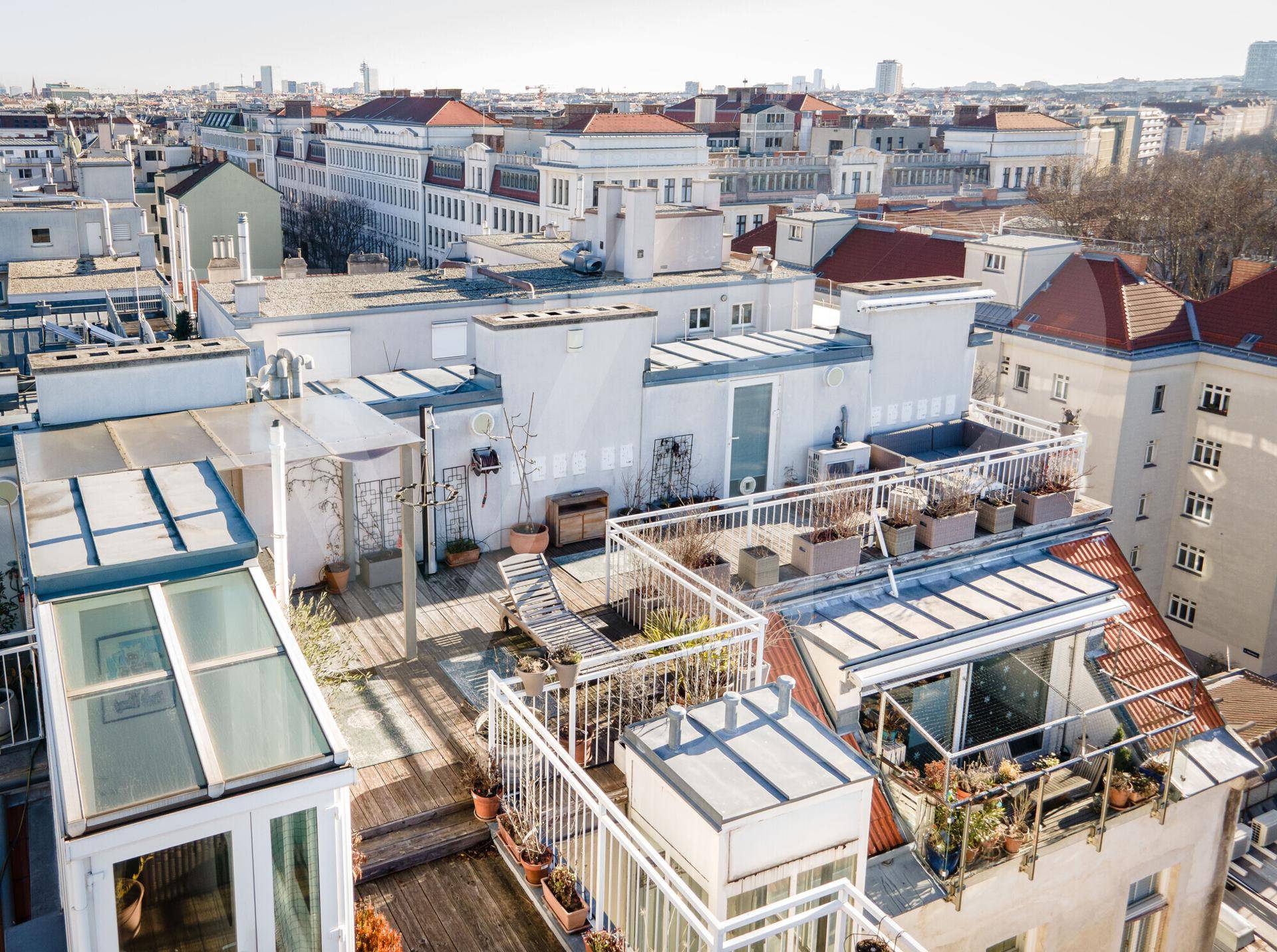 Panoramablick über die Dächer der Stadt mit mehreren Dachterrassen.