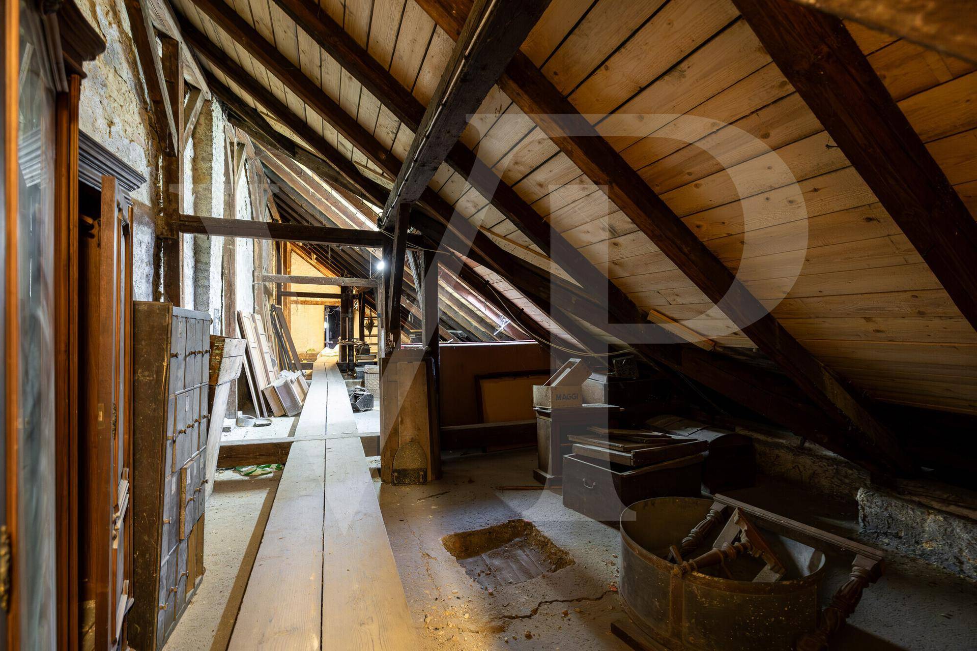 Großer, ungenutzter Dachbodenbereich mit freiliegenden Holzbalken und viel Potenzial.