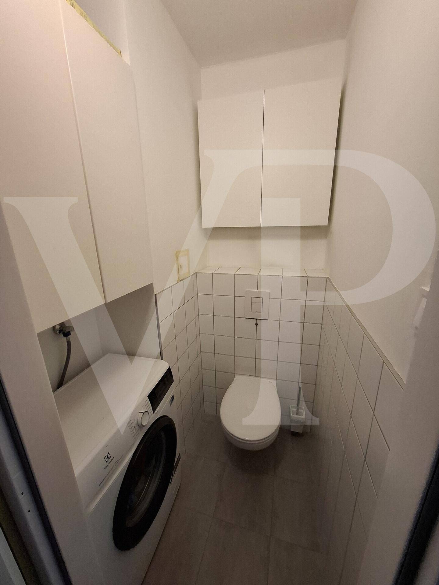 Grundriss der Wohnung mit Zimmern, Küche, Bad und separatem WC.